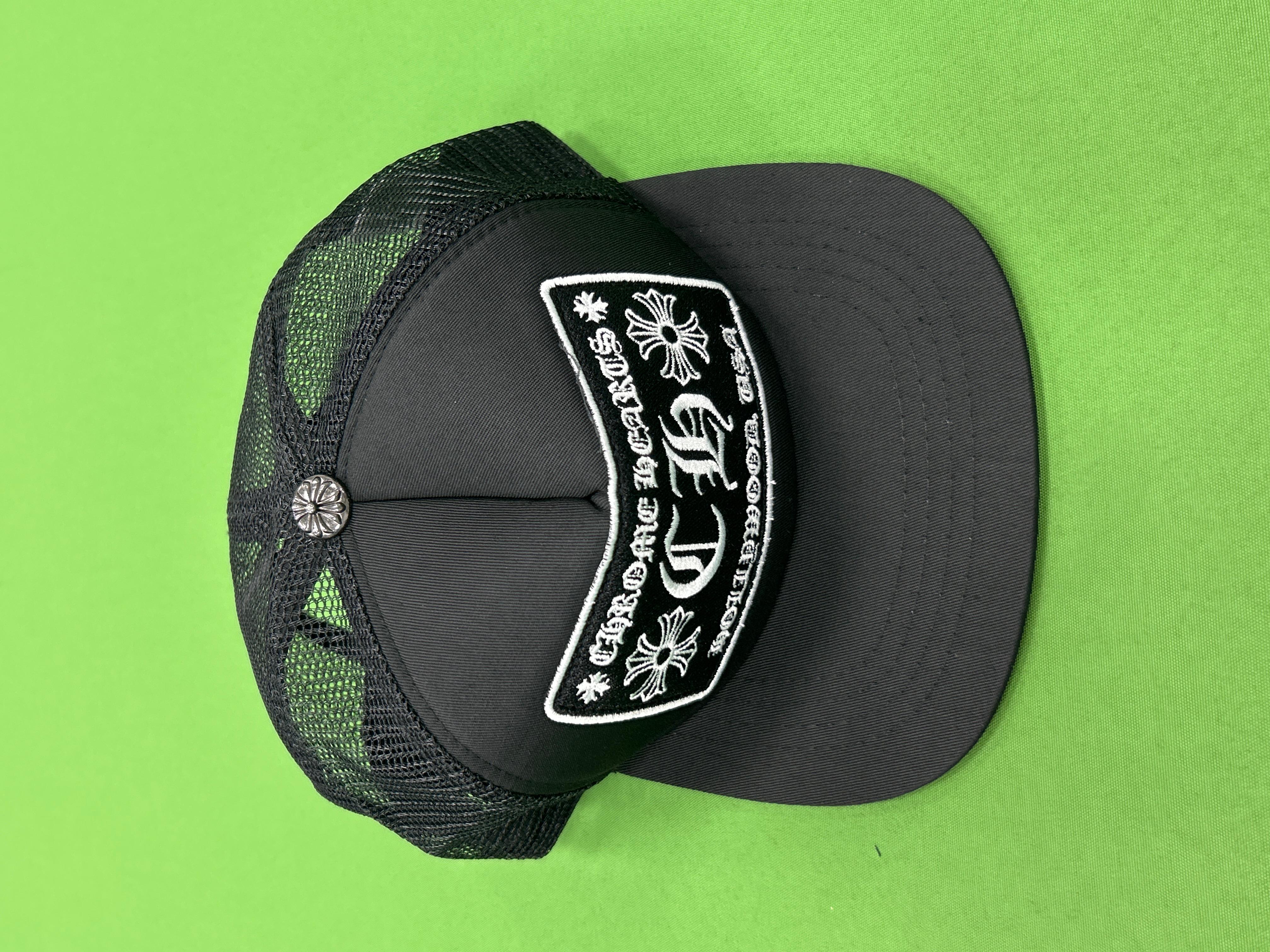 Foto QC 3 de Chrome Hearts CH Cemetery Cross Trucker Cap Brown Pink