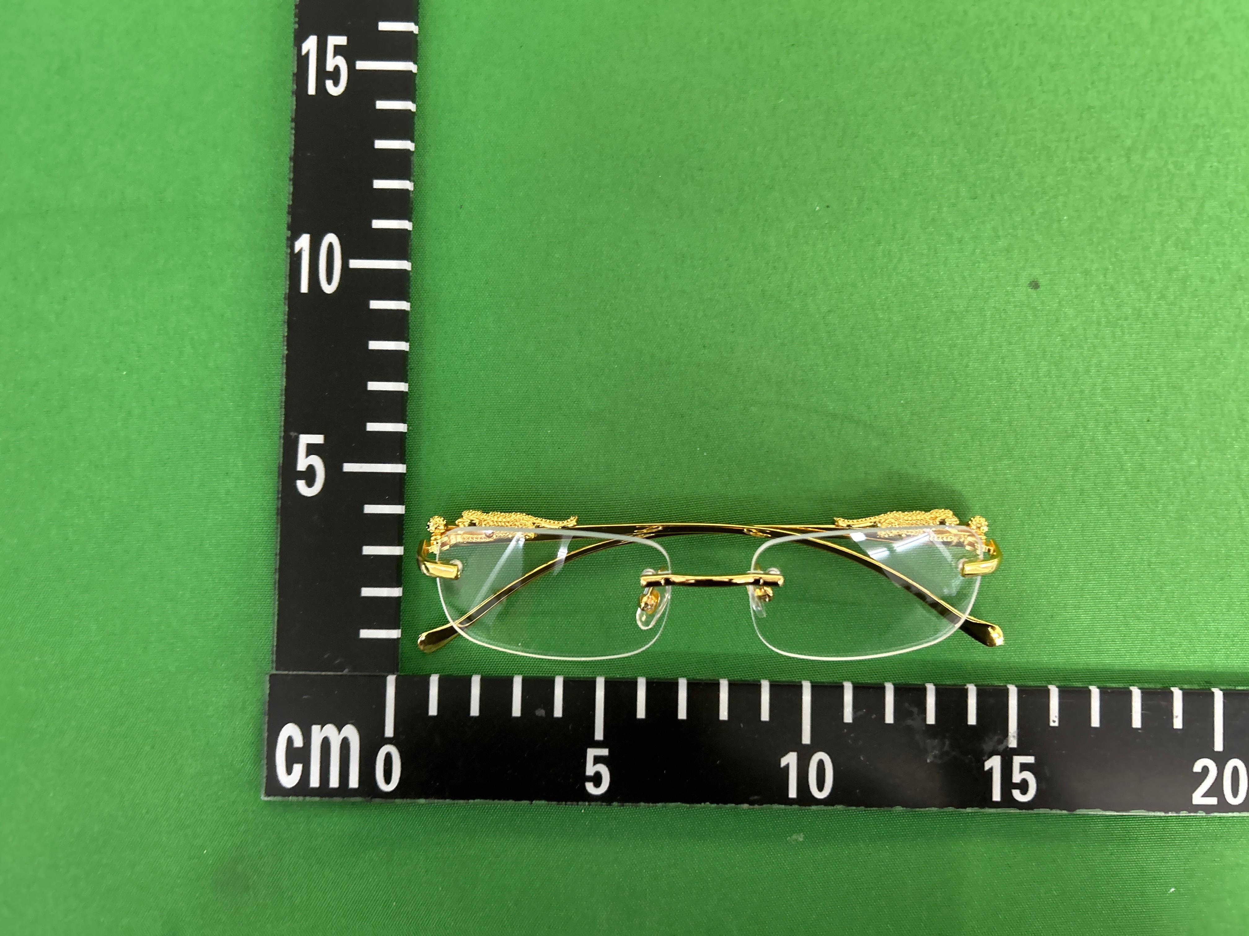 Foto QC 7 de Cartier Panthère Rectangle Metal Sunglasses Gold Purple Gradient (CT0065S-002)