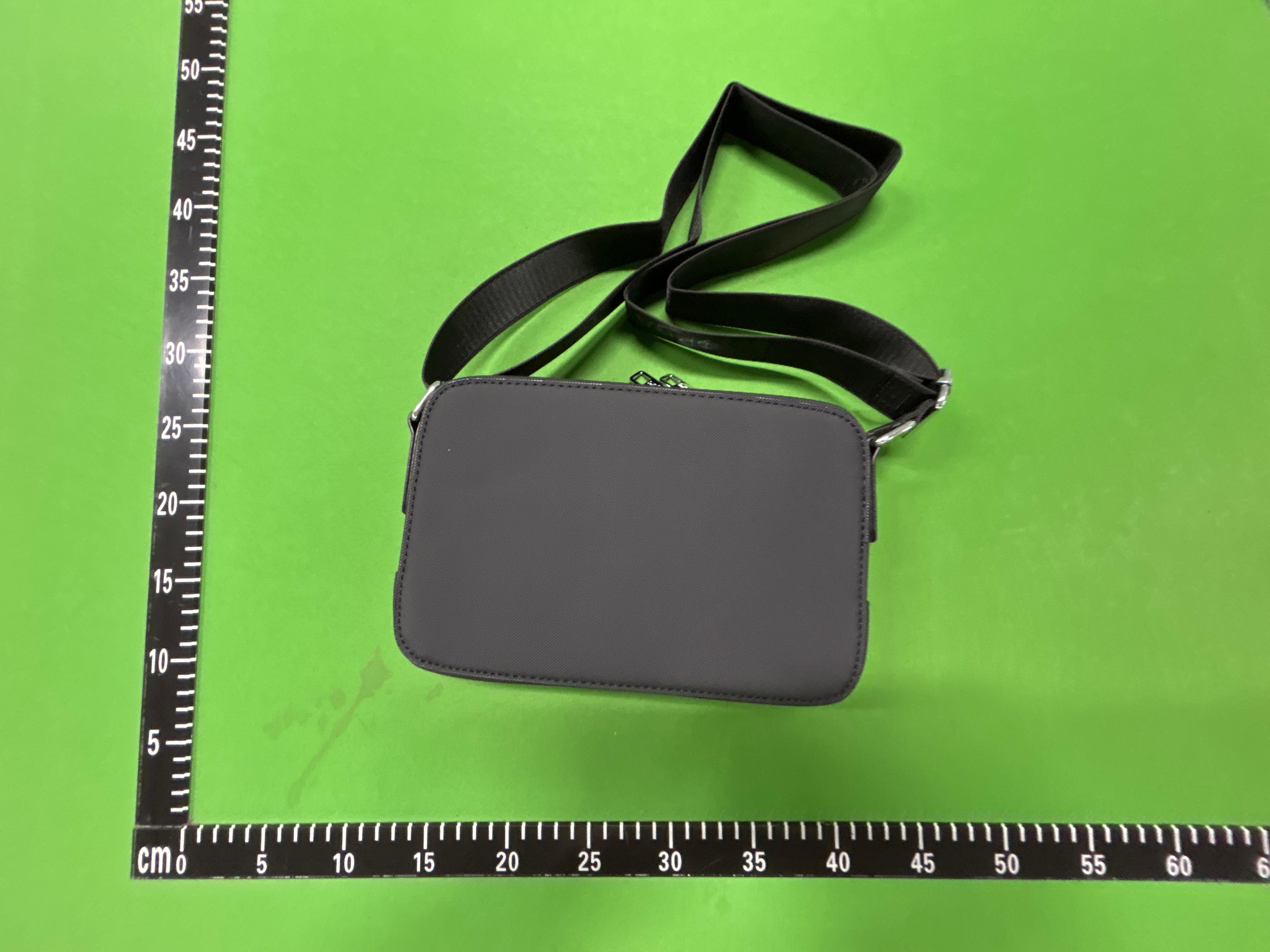 Foto QC 5 de Lacoste Men's Classic Small Reporter Bag Black Petit Piqué