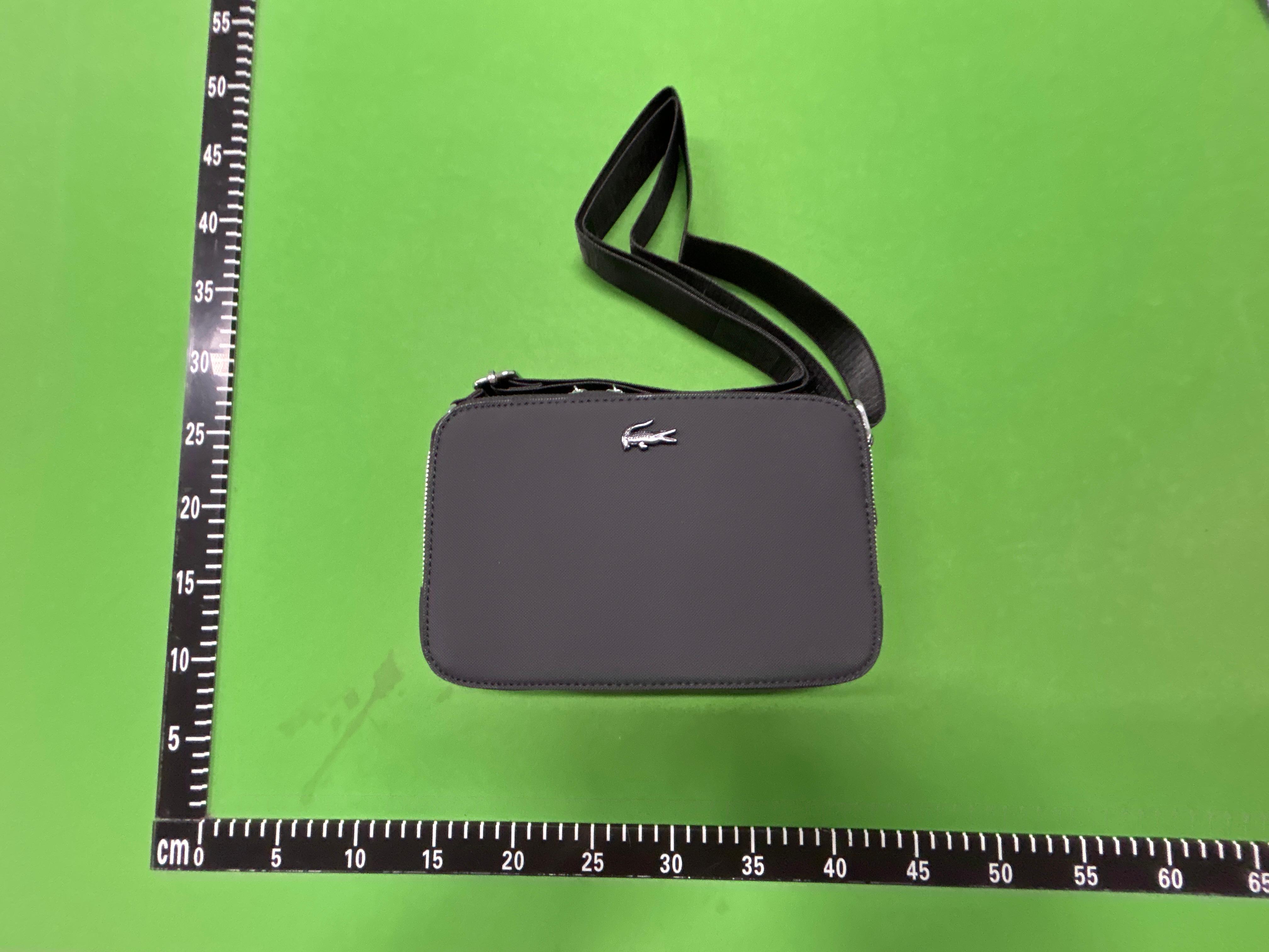 Foto QC 4 de Lacoste Men's Classic Small Reporter Bag Black Petit Piqué