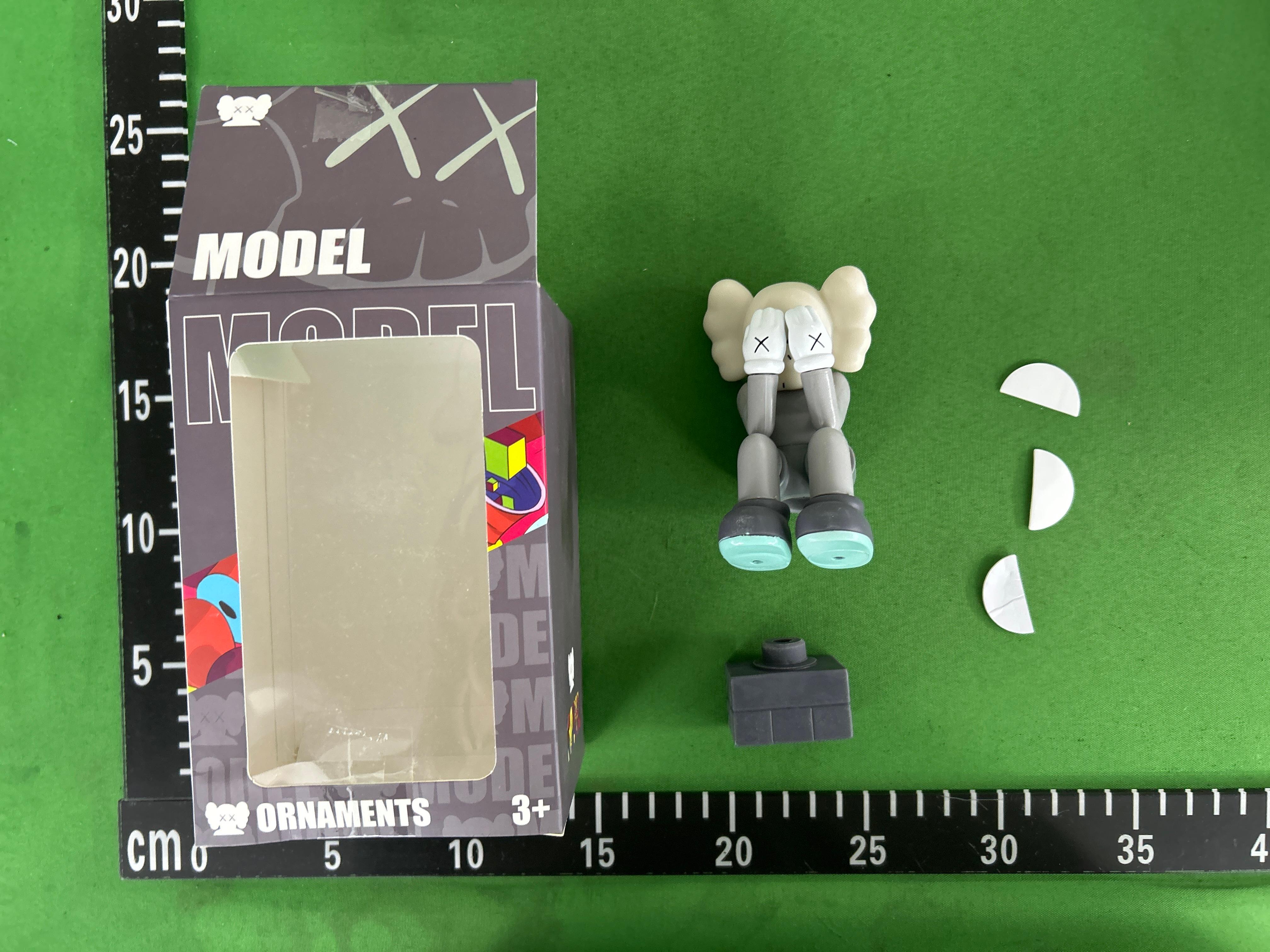 Foto QC 4 de KAWS Companion Sitting Covering Eyes Black PVC Figure