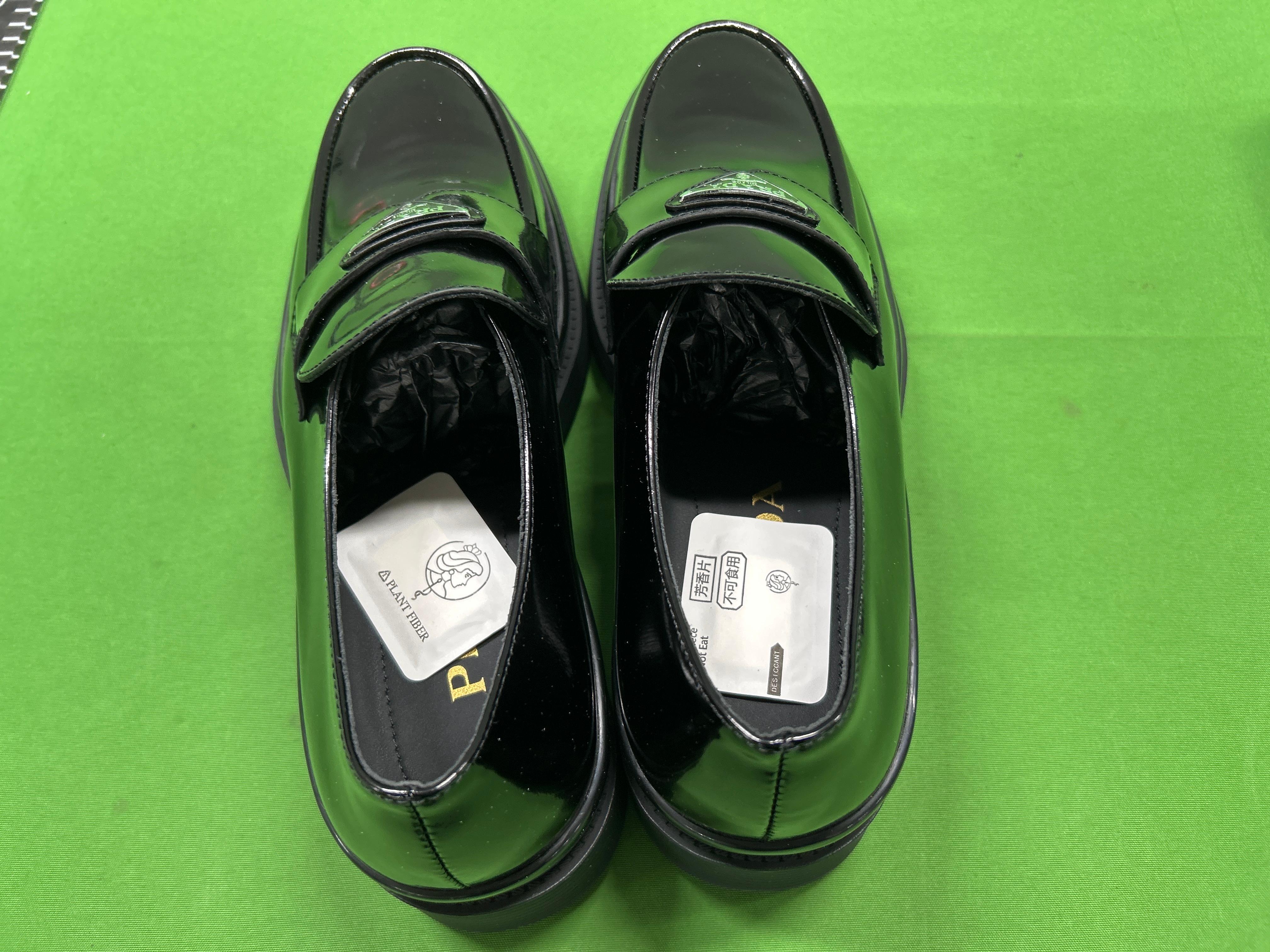 Foto QC 3 de Prada Loafers Brushed Leather Platform Triangle Logo Black