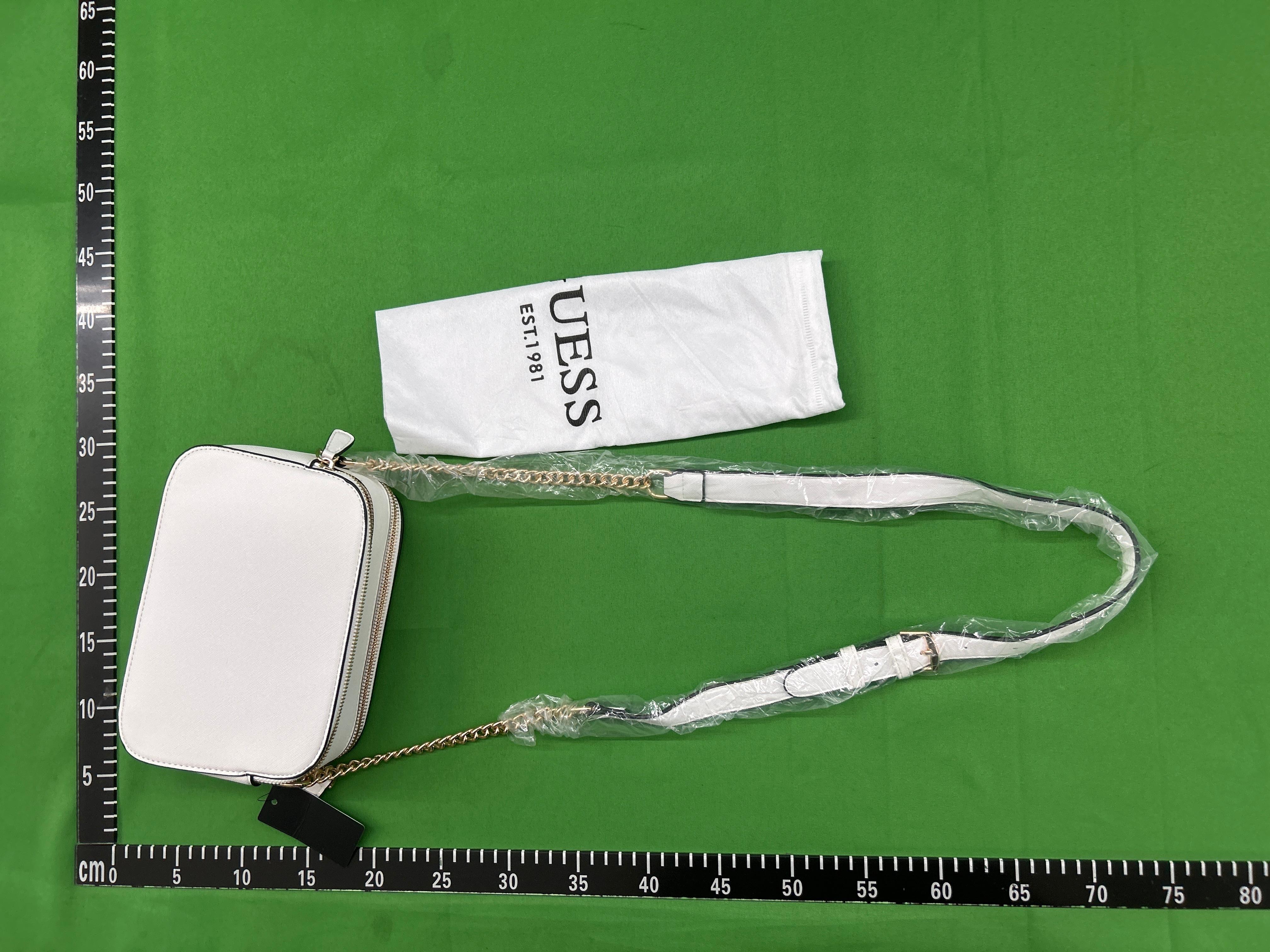 Foto QC 8 de Guess Noelle Camera Crossbody Bag Coal Logo