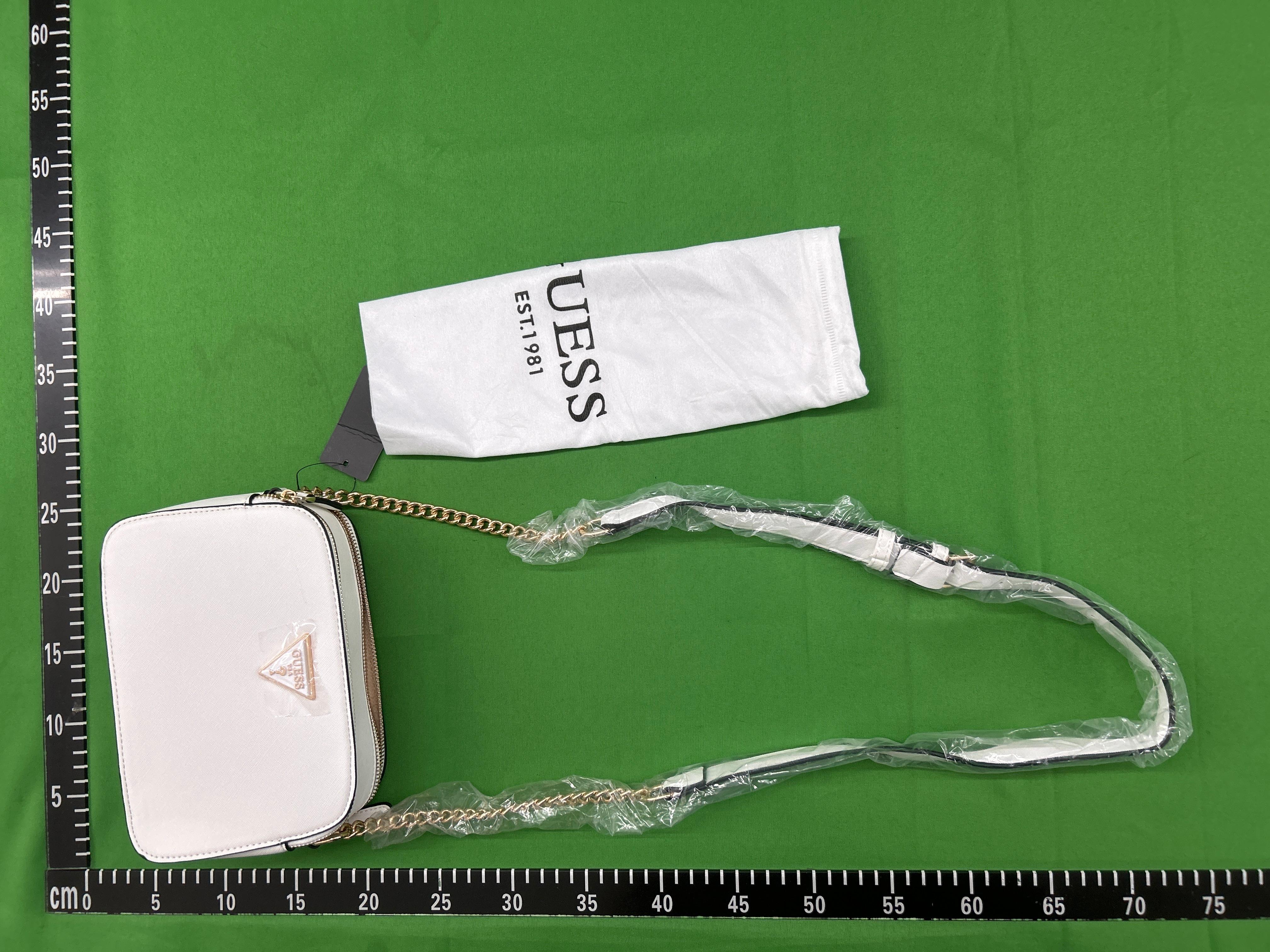 Foto QC 7 de Guess Noelle Camera Crossbody Bag Coal Logo
