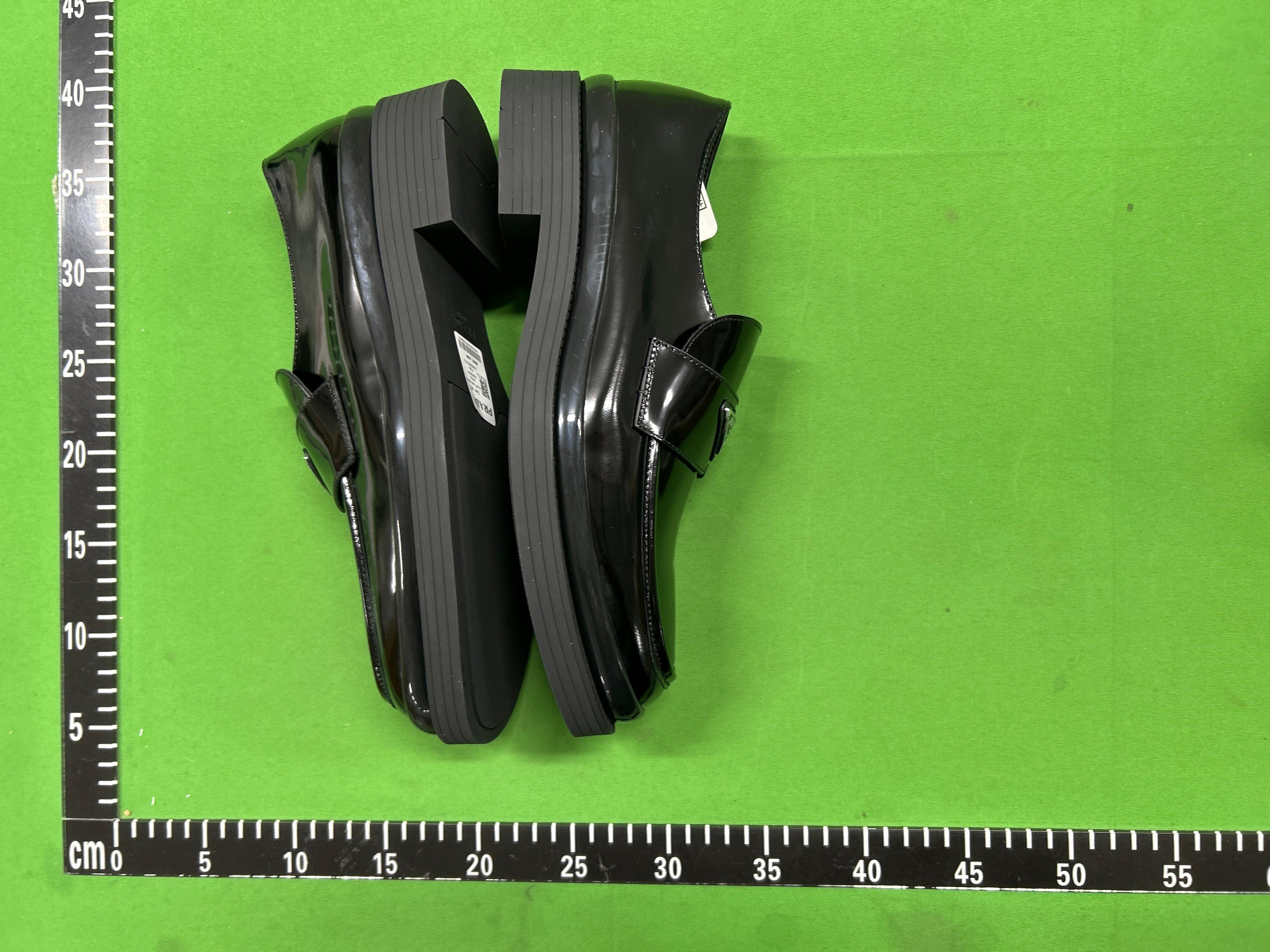 Foto QC 6 de Prada Loafers Brushed Leather Platform Triangle Logo Black