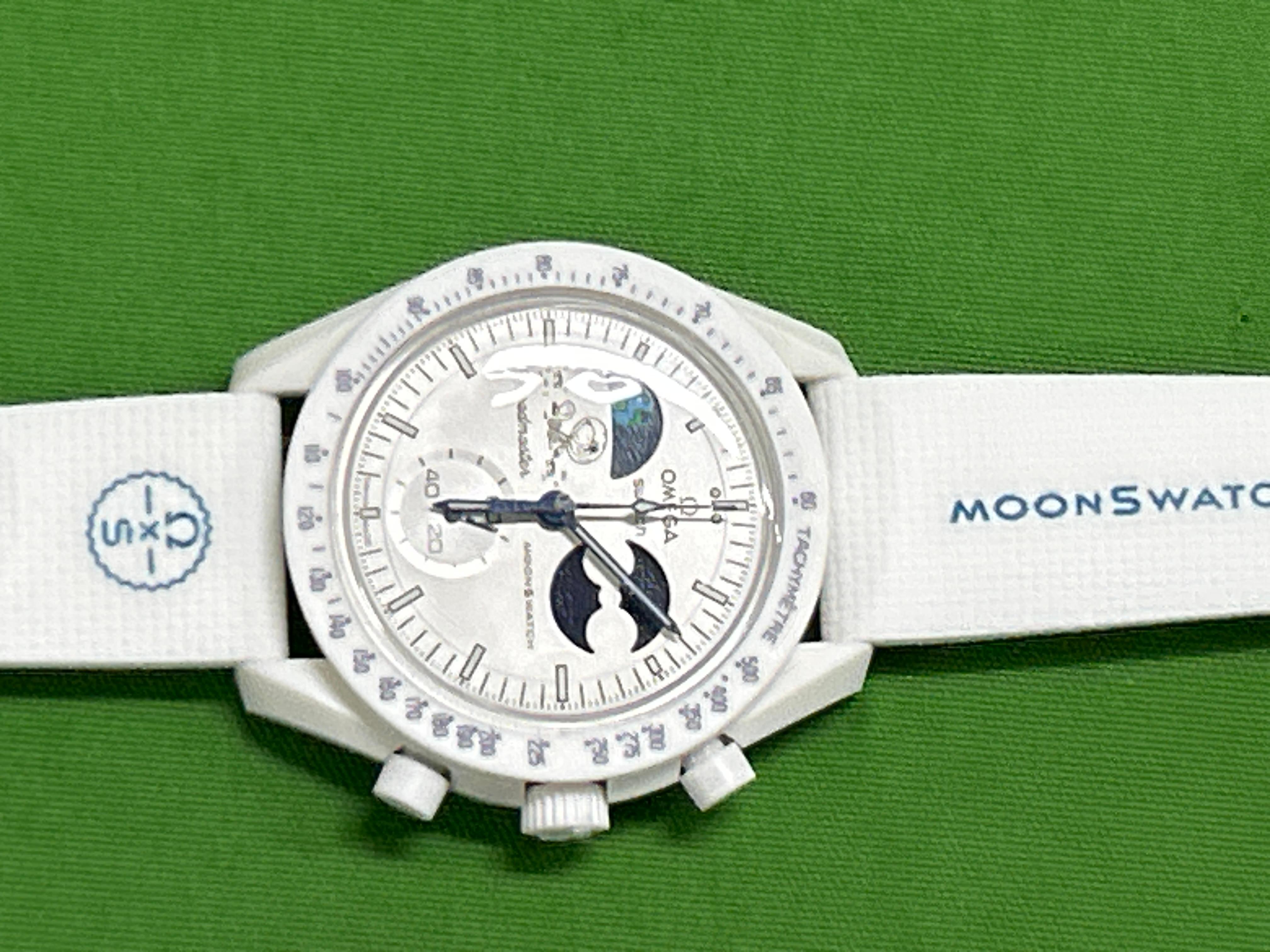 Foto QC 3 de Swatch x Omega Bioceramic Moonswatch Mission to Mars SO33R100