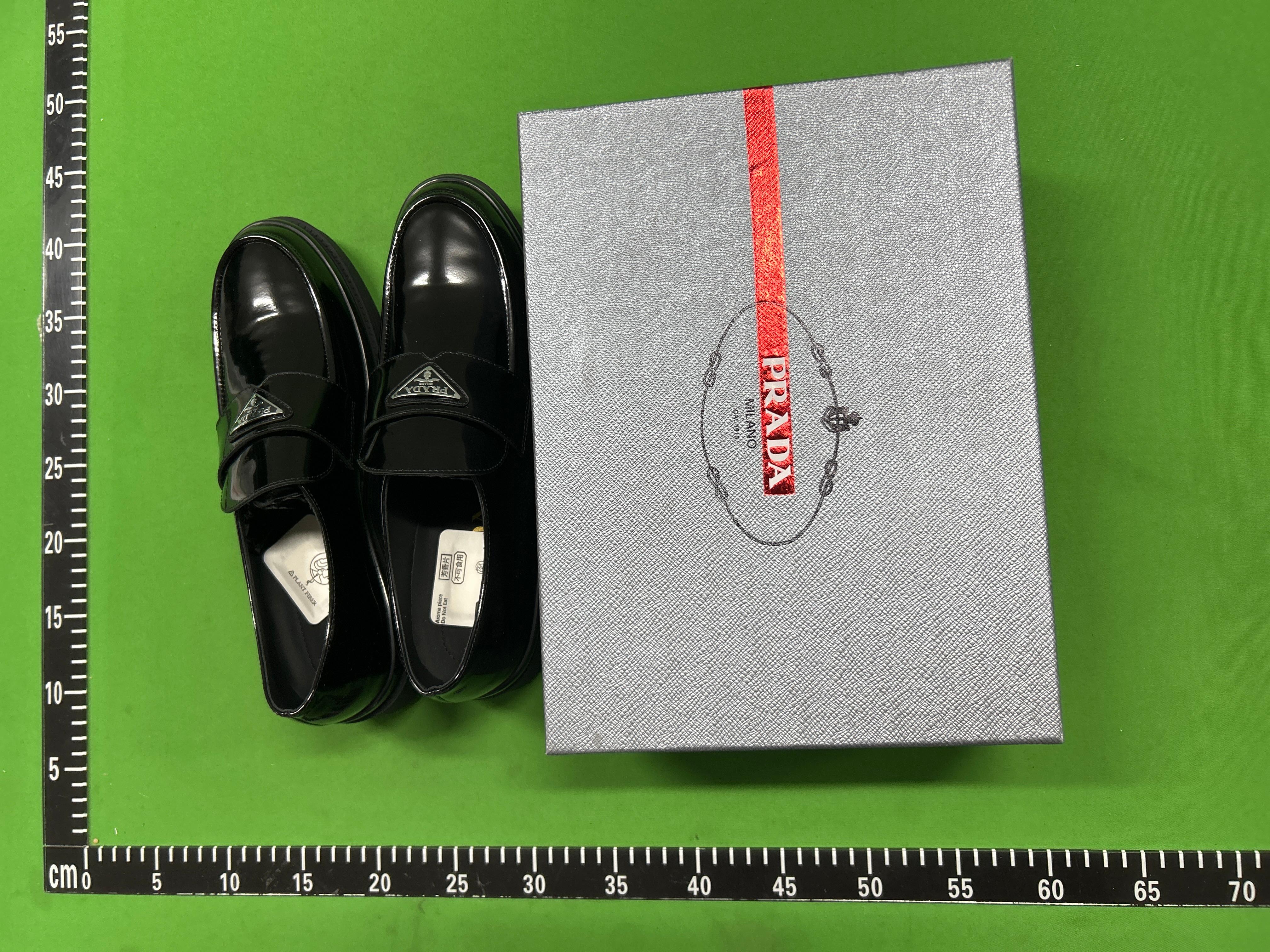 Foto QC 4 de Prada Loafers Brushed Leather Platform Triangle Logo Black