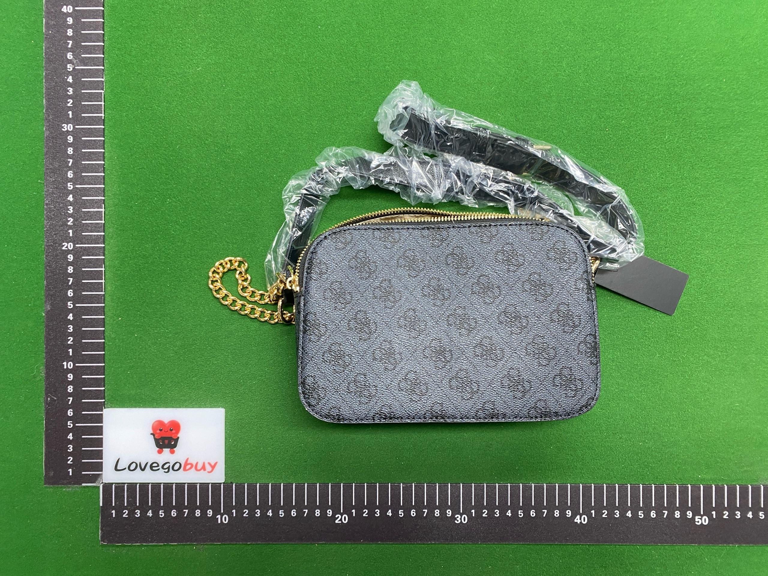 Foto QC 3 de Guess Noelle Camera Crossbody Bag Coal Logo