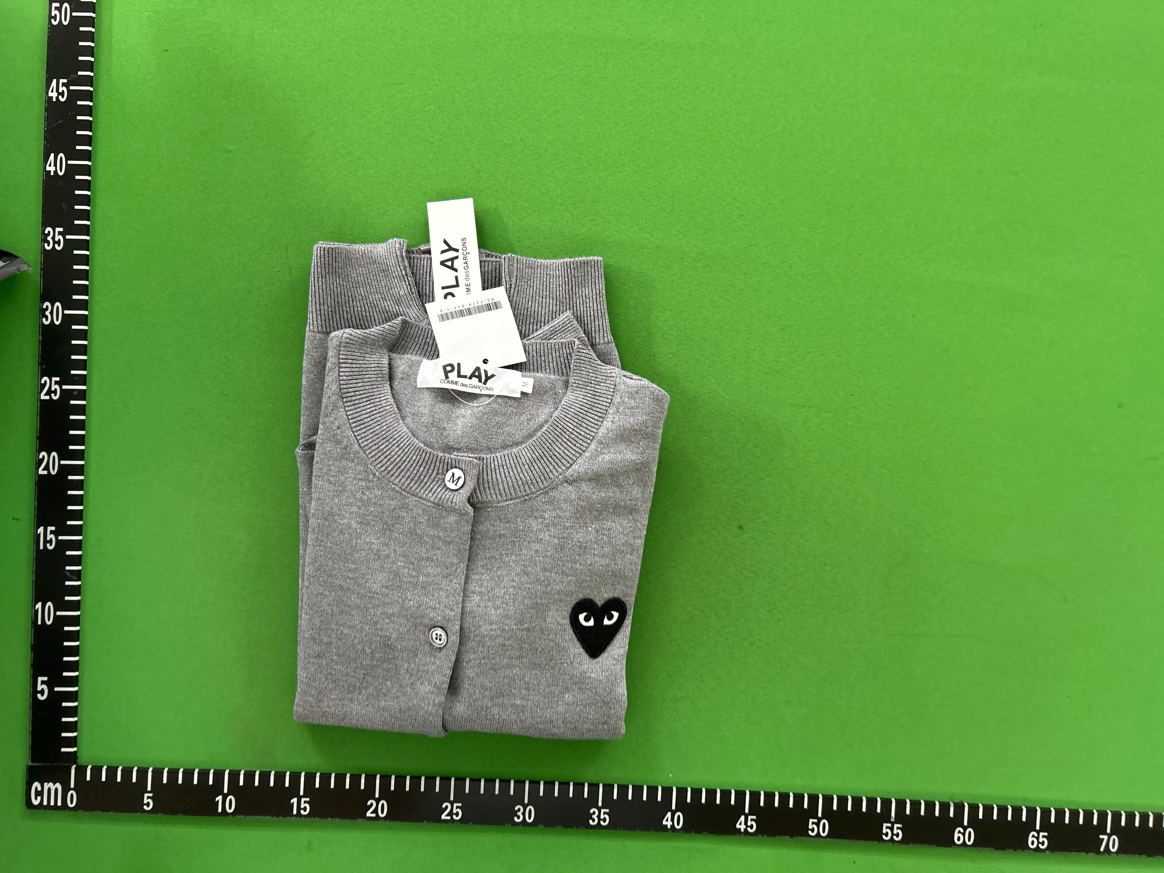 Foto QC 5 de Comme des Garçons Play Heart Logo Cardigan Wool