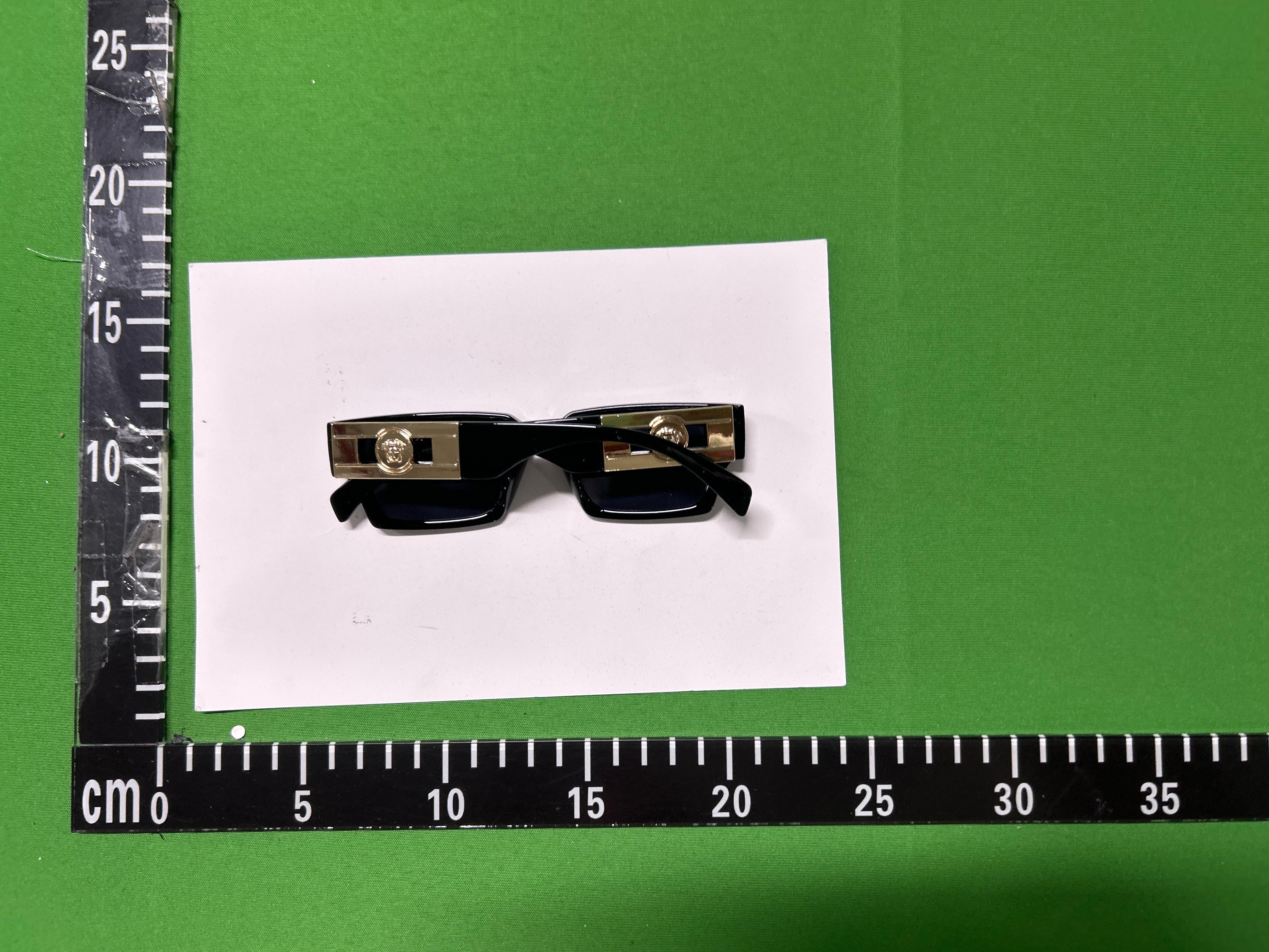 Foto QC 7 de Versace Rectangle Acetate Sunglasses Grey Black (LH197 18050-12)
