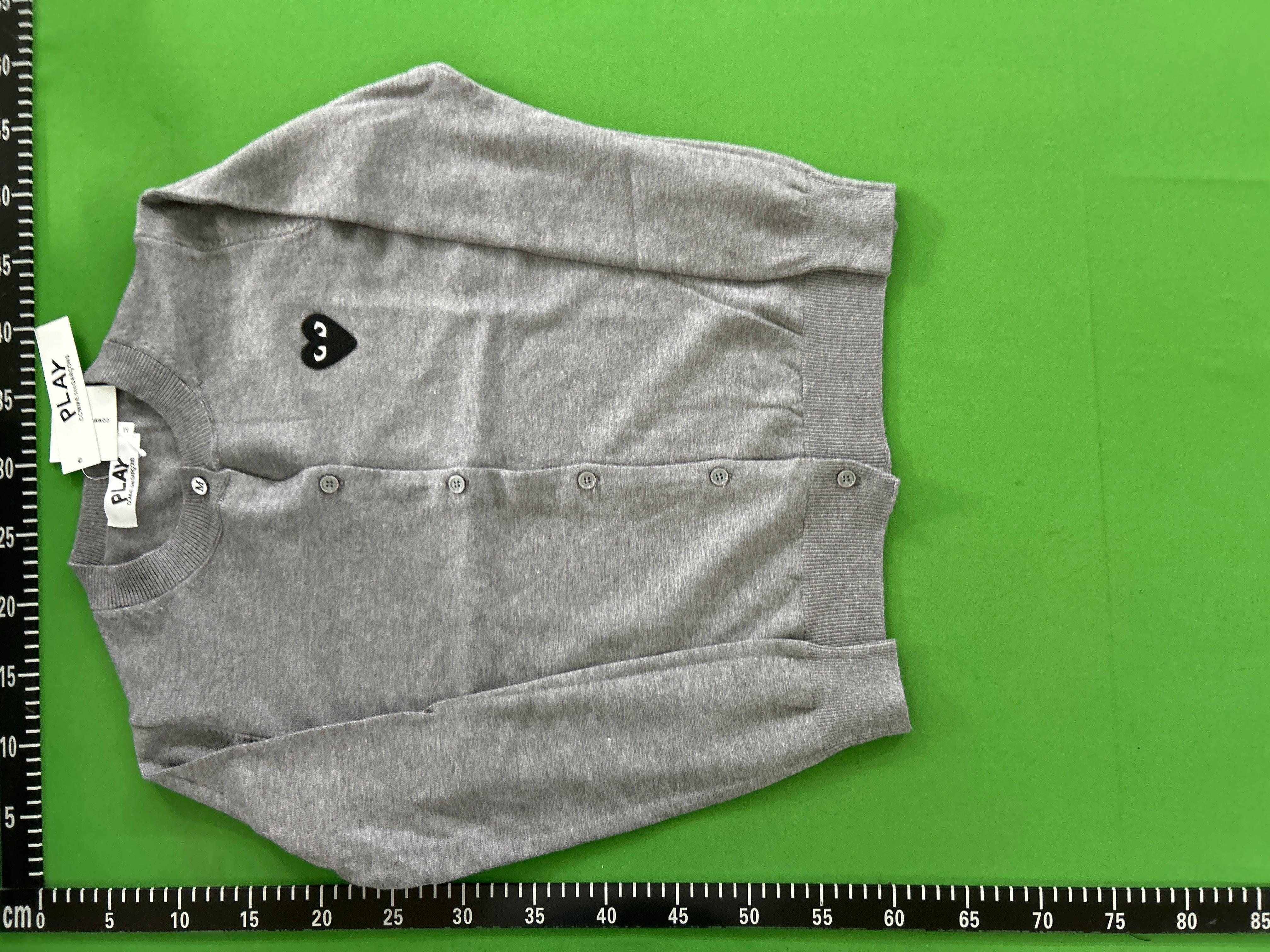 Foto QC 7 de Comme des Garçons Play Heart Logo Cardigan Wool