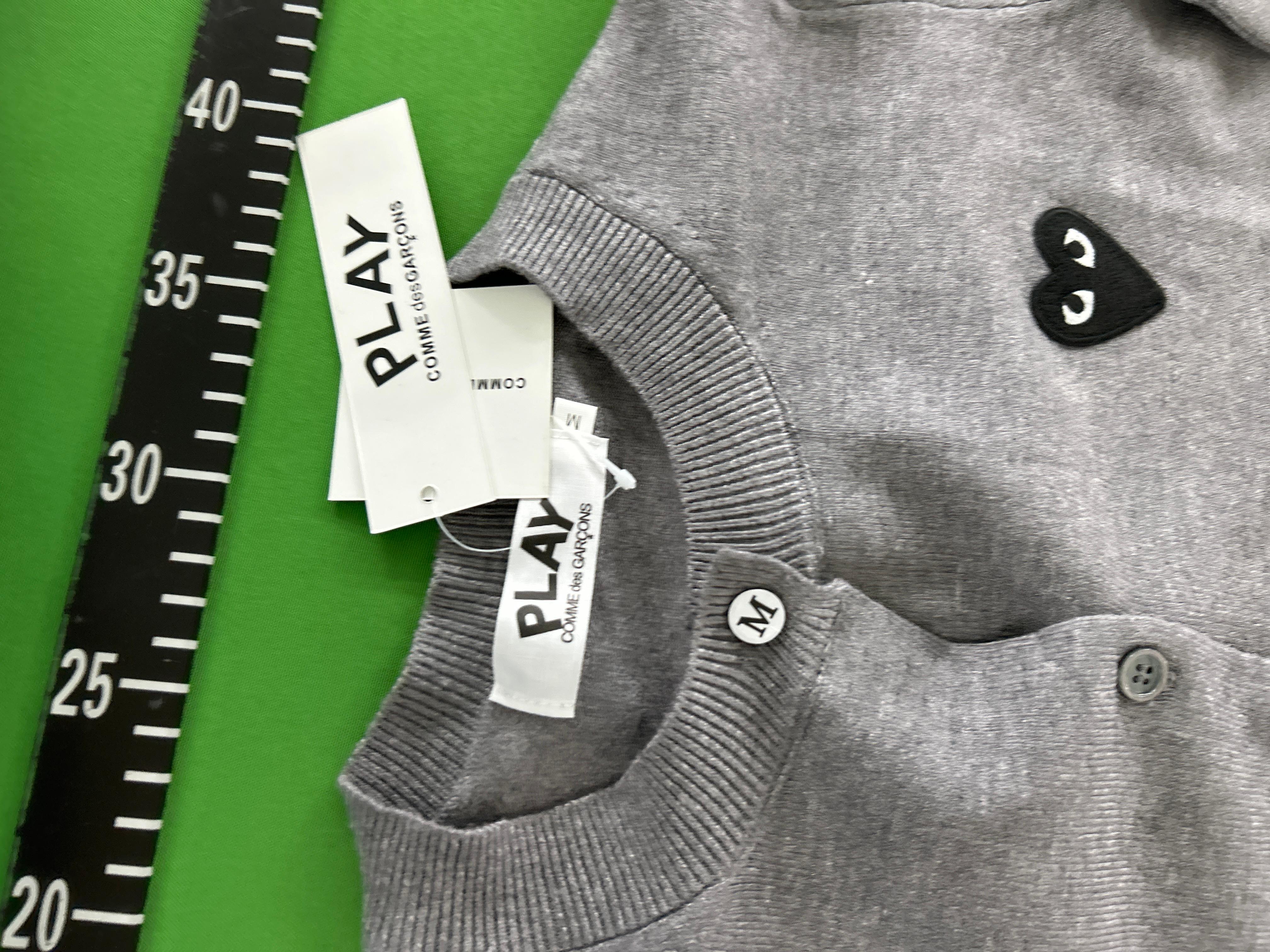 Foto QC 6 de Comme des Garçons Play Heart Logo Cardigan Wool