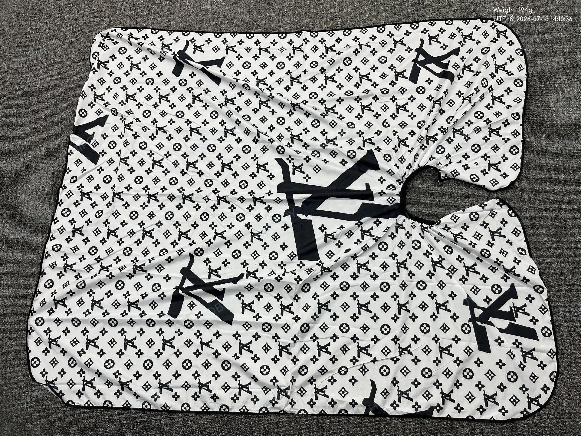 Foto QC 1 de Generic Skull Barber Cape Black/White