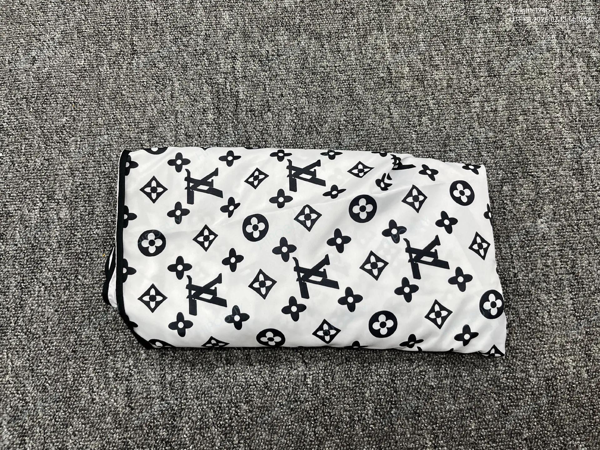Foto QC 3 de Generic Skull Barber Cape Black/White