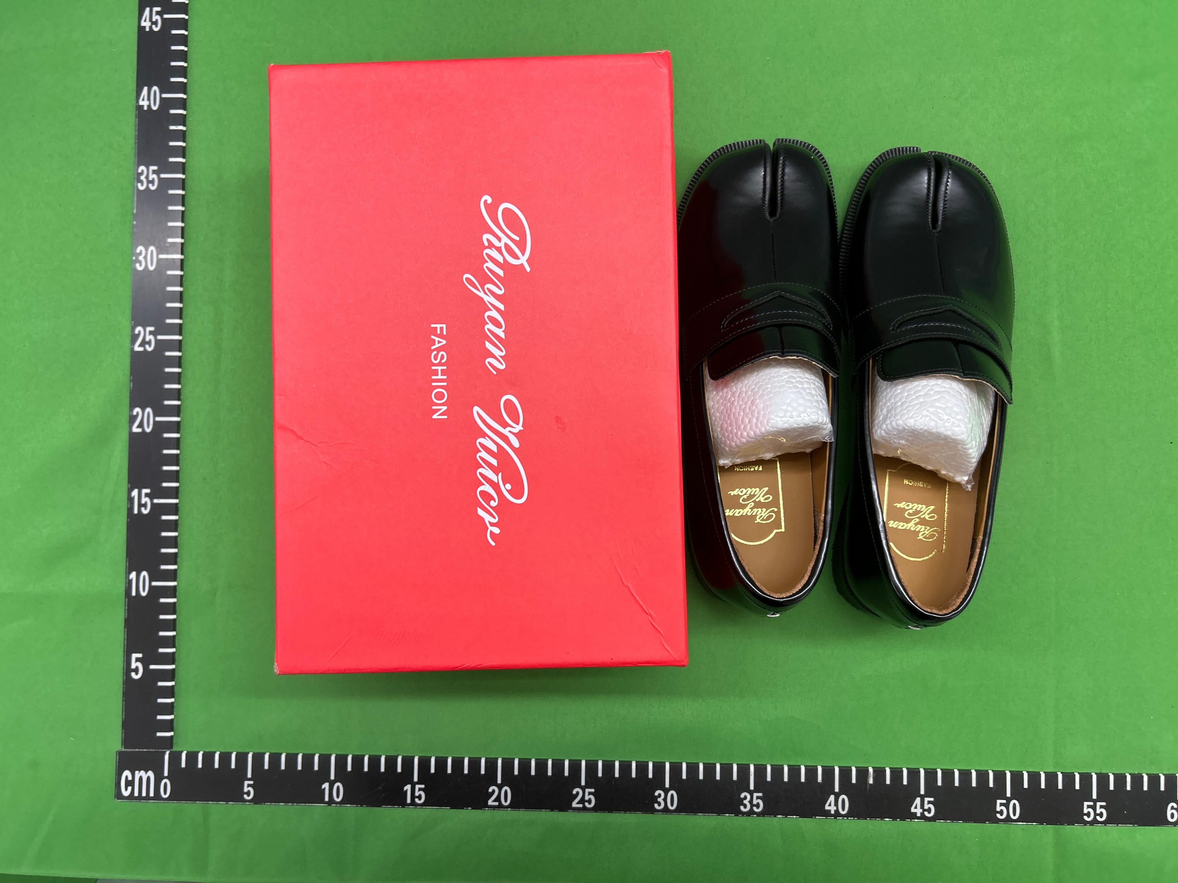 Foto QC 2 de Other Tabi Patent Leather Loafers Black