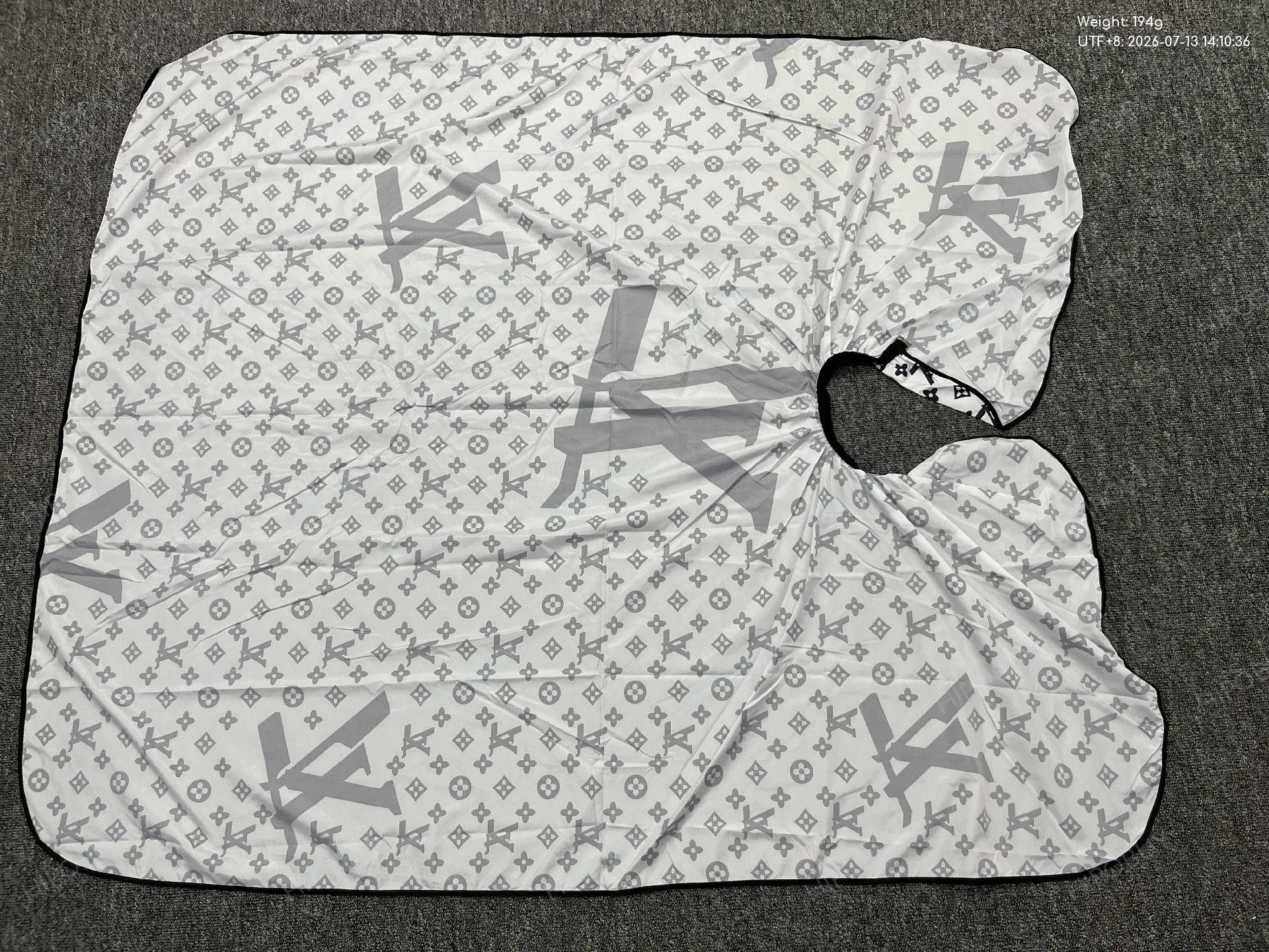 Foto QC 2 de Generic Skull Barber Cape Black/White