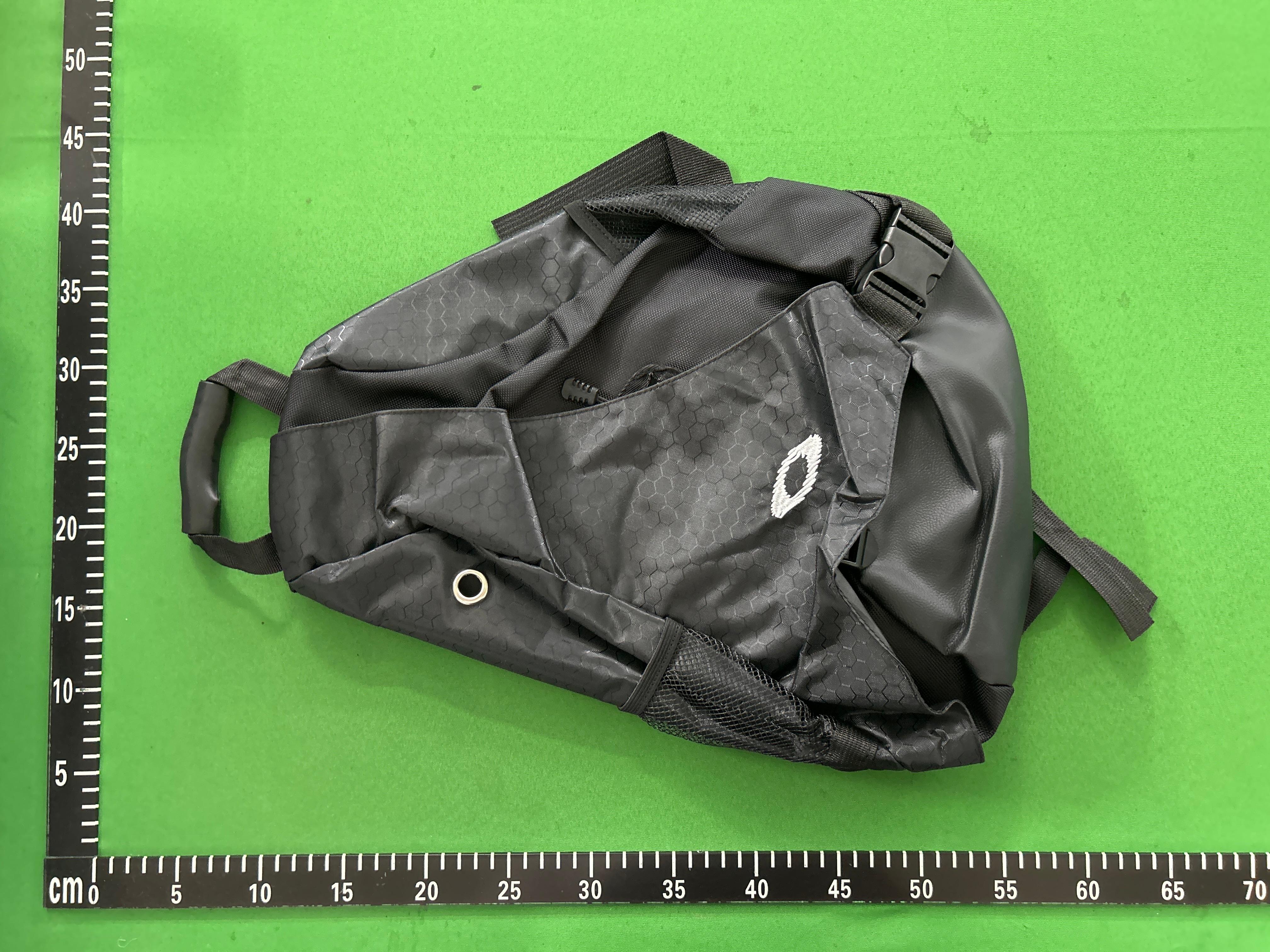 Foto QC 3 de Oakley Sandbag Sling Bag Black Yellow