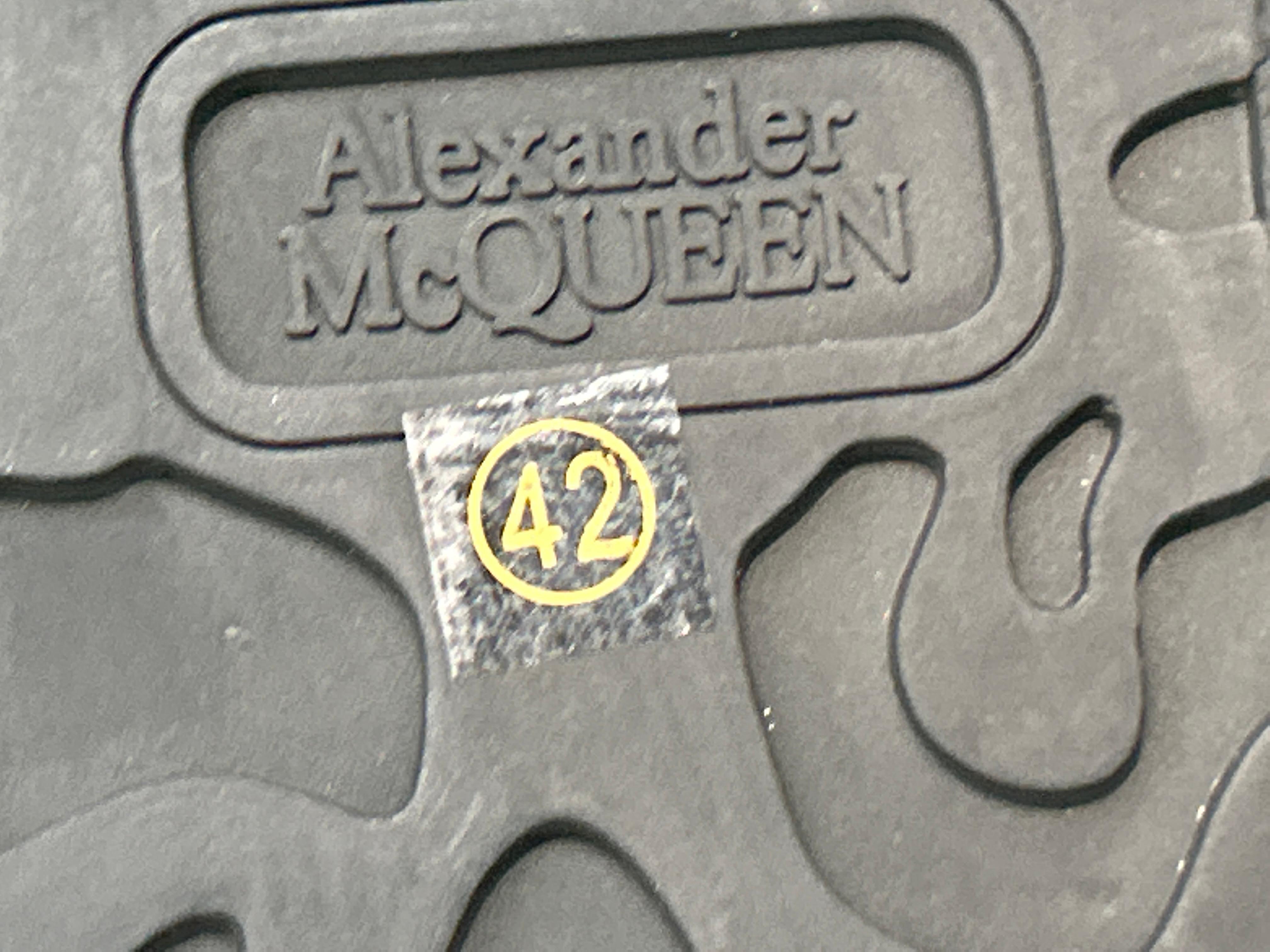 Foto QC 7 de Alexander McQueen Oversized Leather Low Platform Graffiti Logo Print White