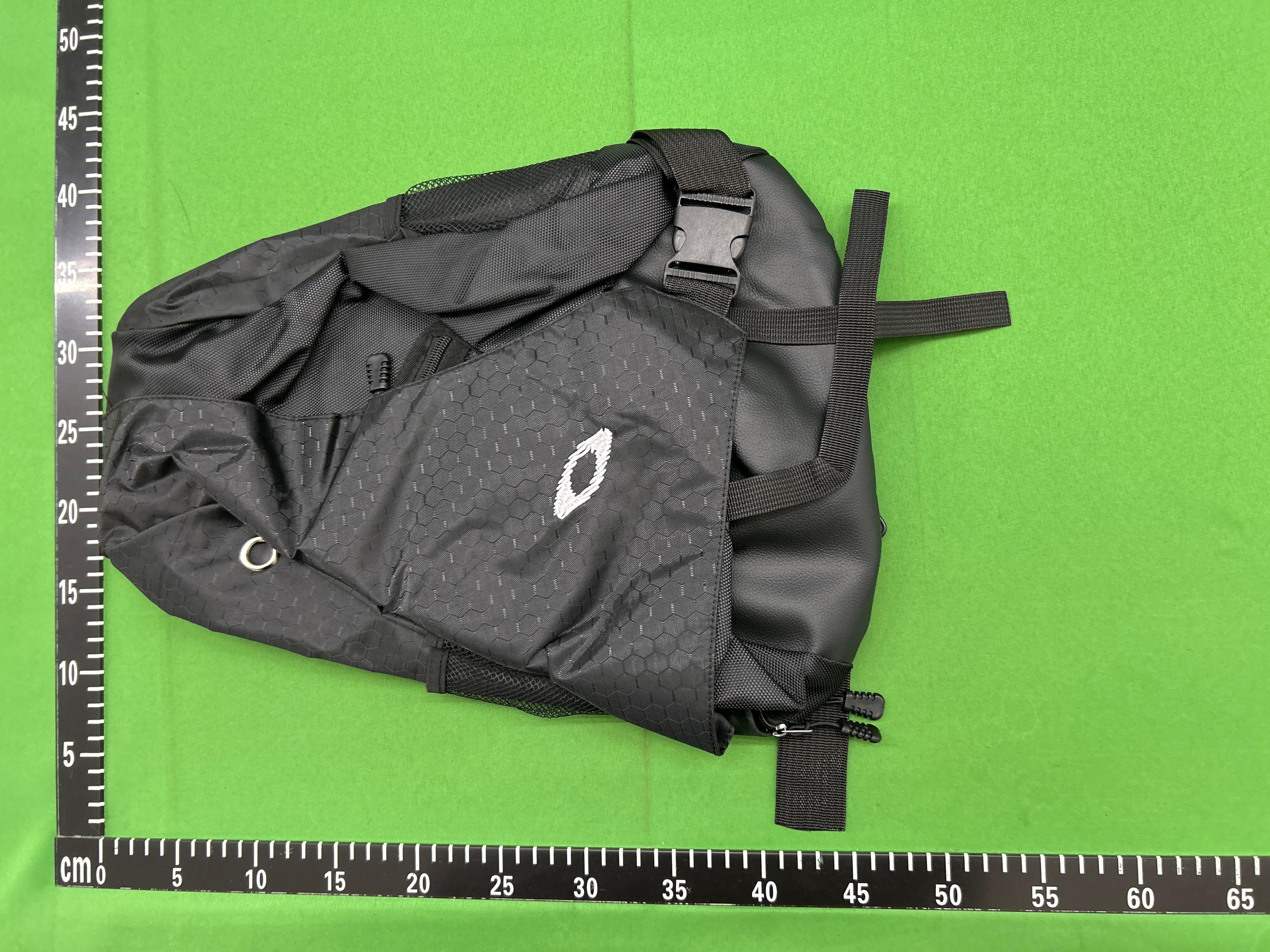 Foto QC 2 de Oakley Sandbag Sling Bag Black Yellow