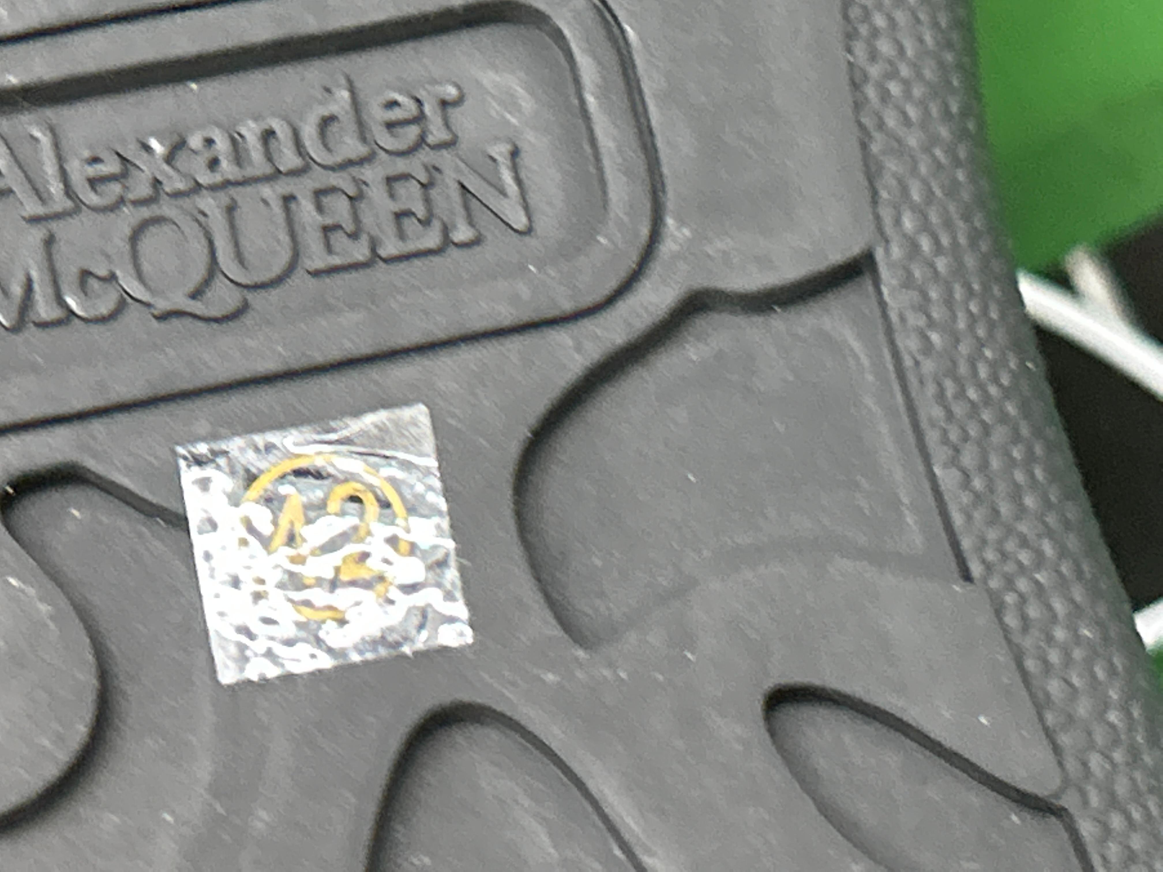 Foto QC 4 de Alexander McQueen Oversized Leather Low Platform Graffiti Logo Print White