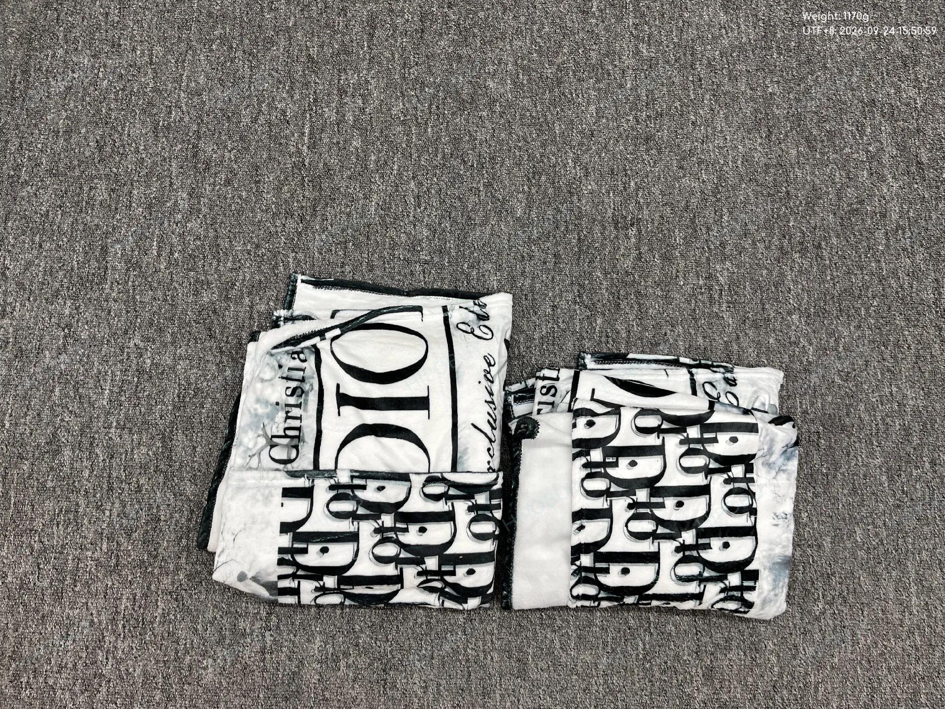 Foto QC 3 de Chanel x Disney Stitch Blanket White