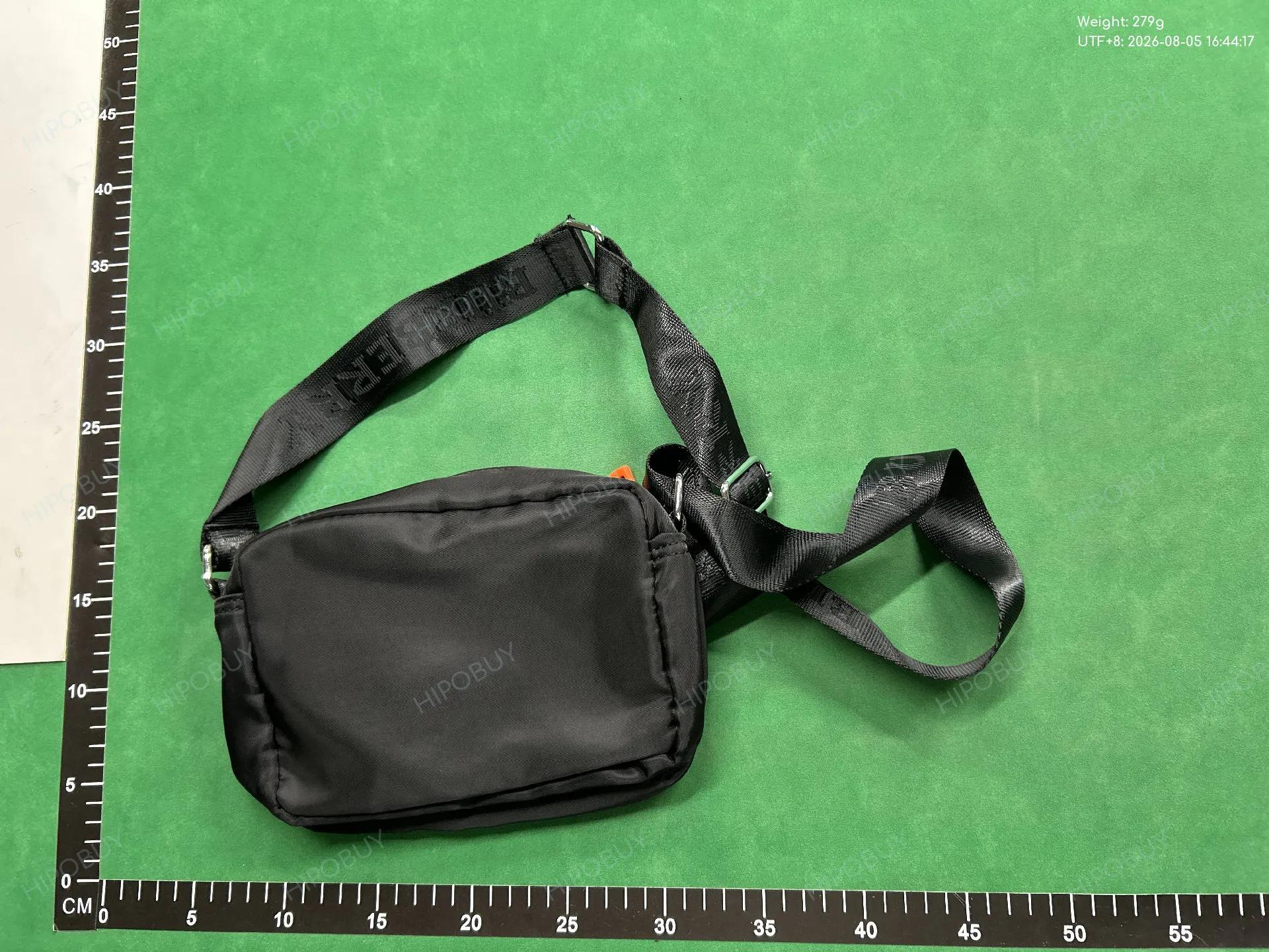 Foto QC 2 de Burberry Logo Detail Nylon Crossbody Bag Black