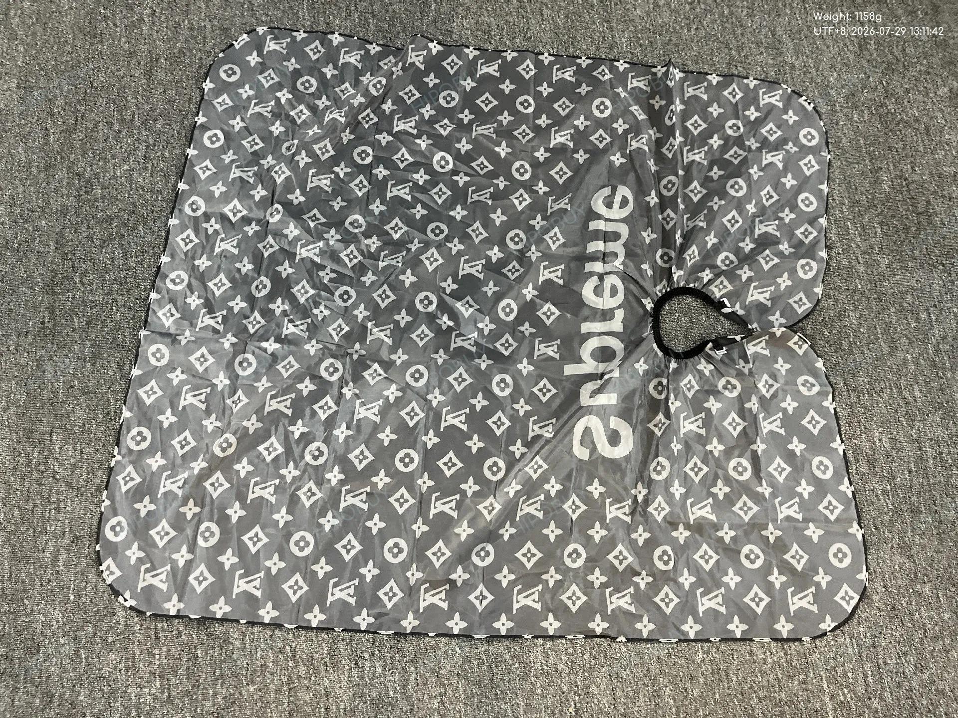 Foto QC 8 de Other Monogram Barber Cape Red