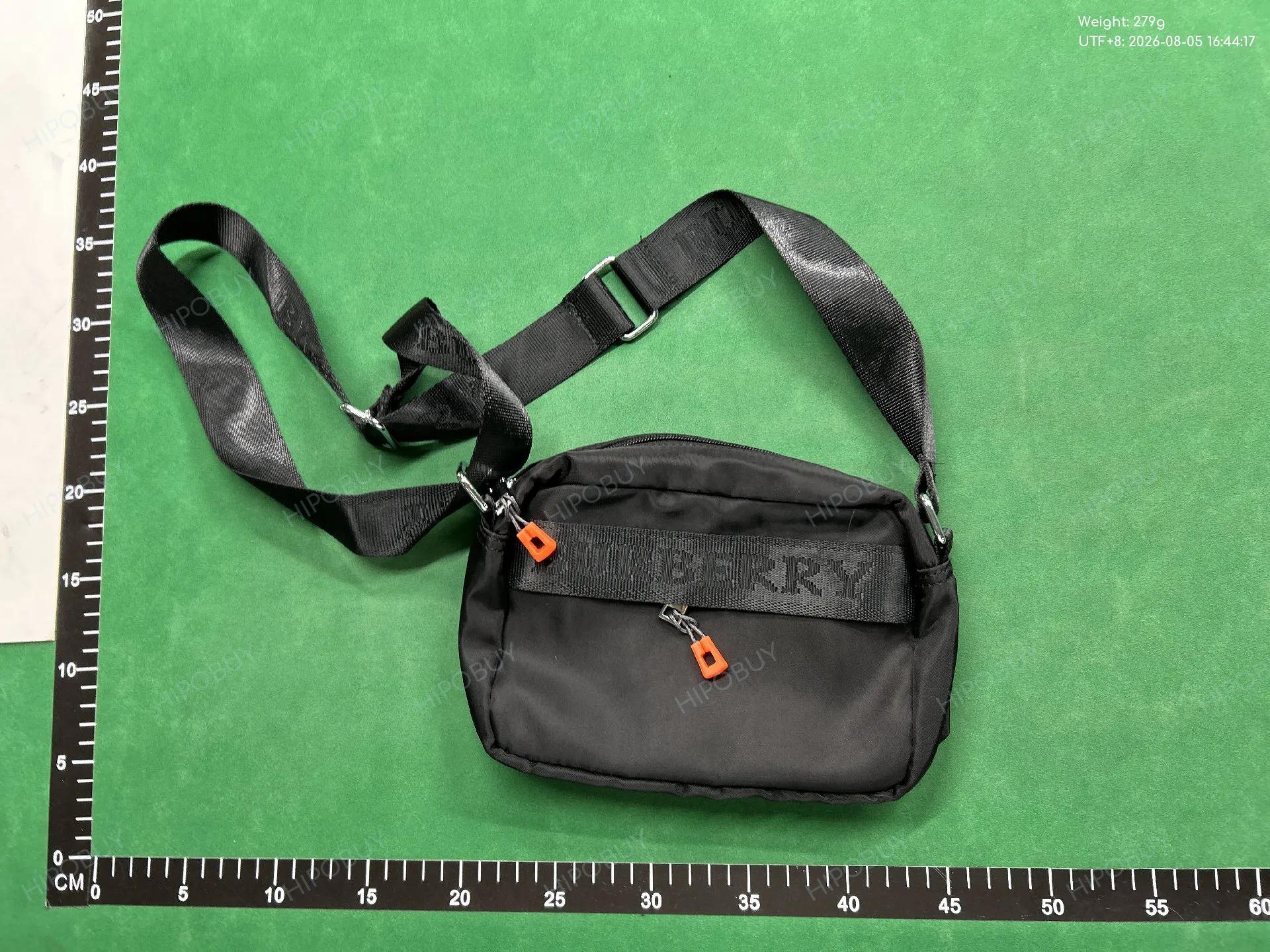 Foto QC 1 de Burberry Logo Detail Nylon Crossbody Bag Black