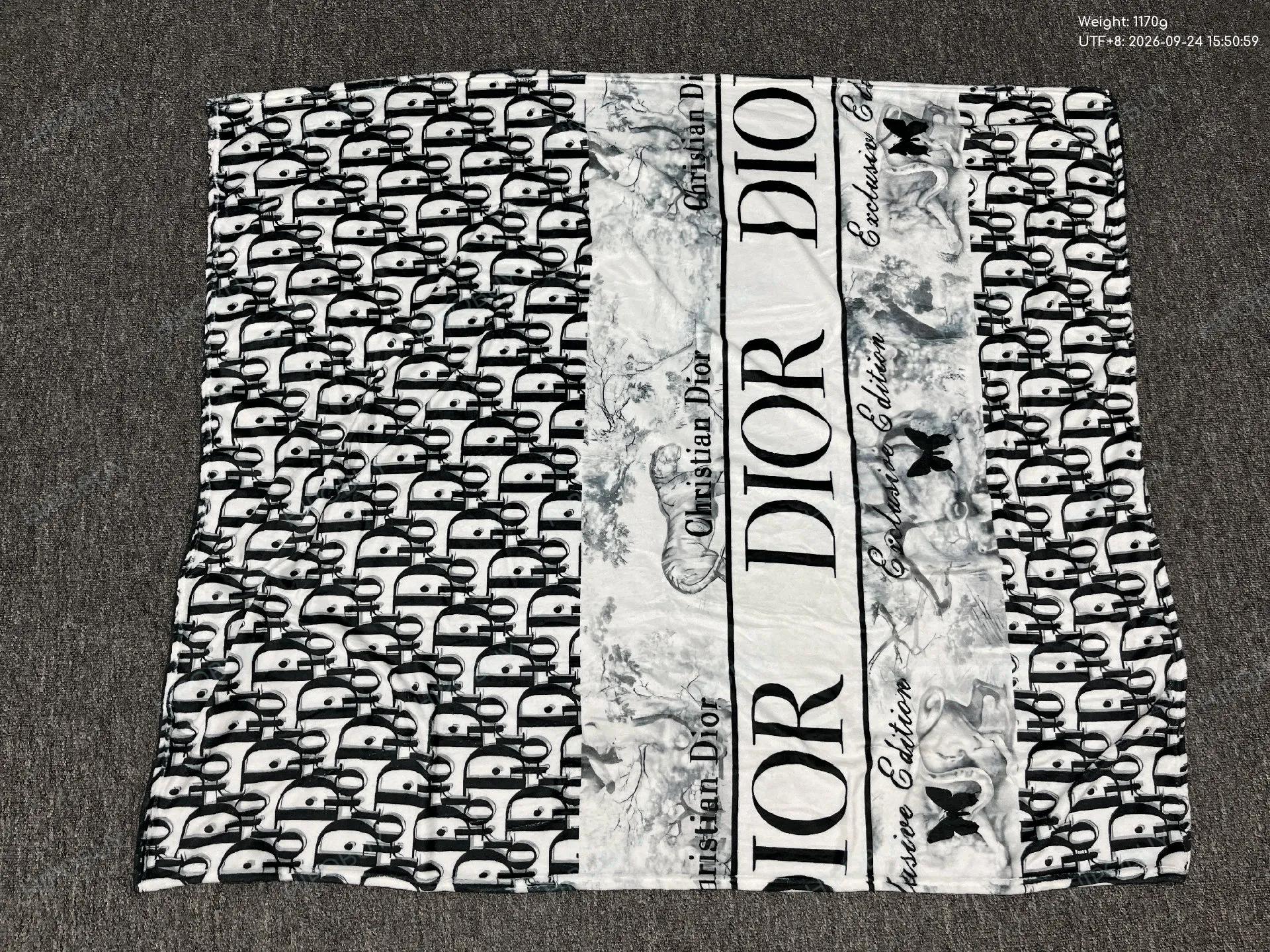Foto QC 1 de Chanel x Disney Stitch Blanket White