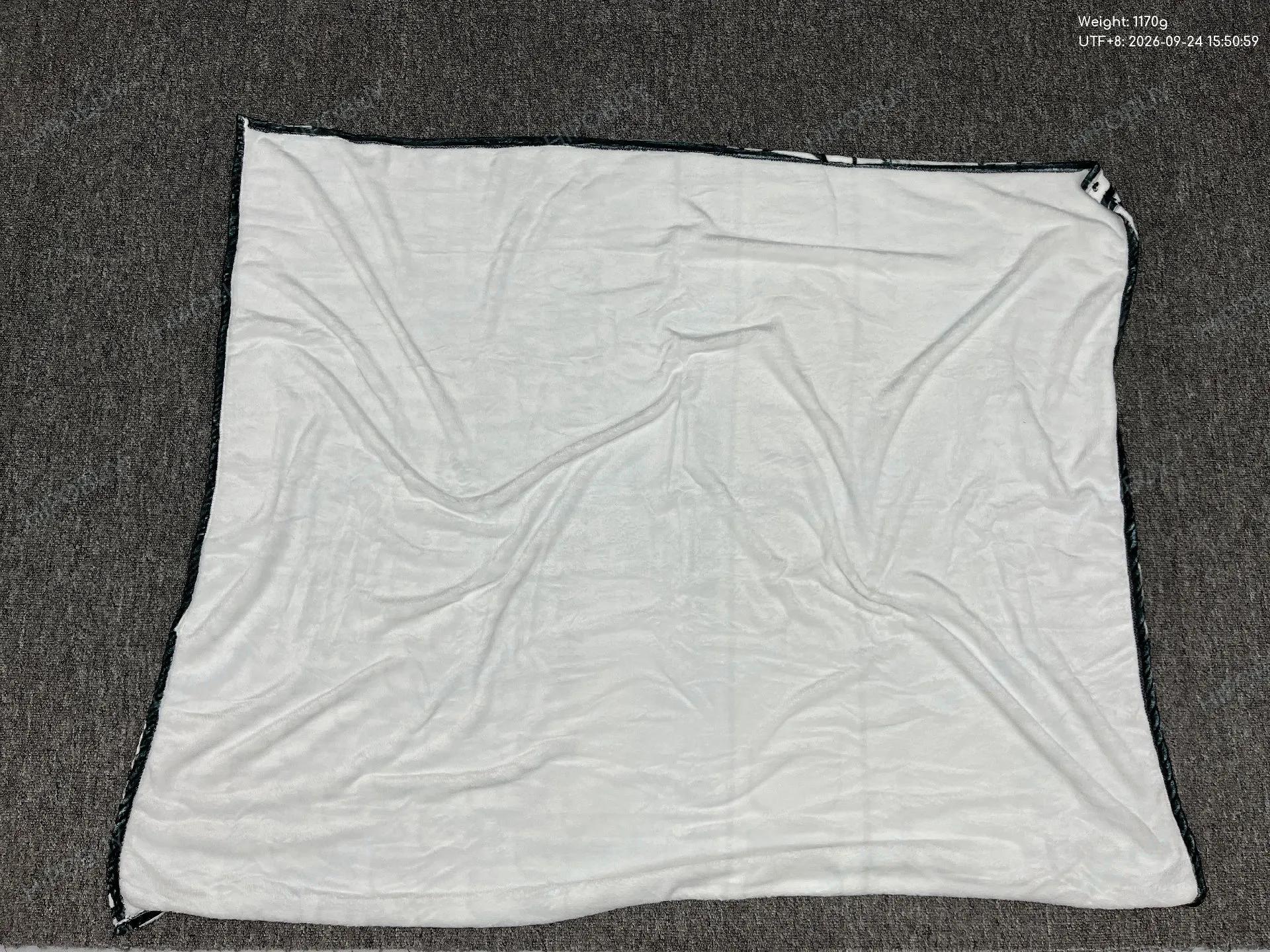Foto QC 2 de Chanel x Disney Stitch Blanket White