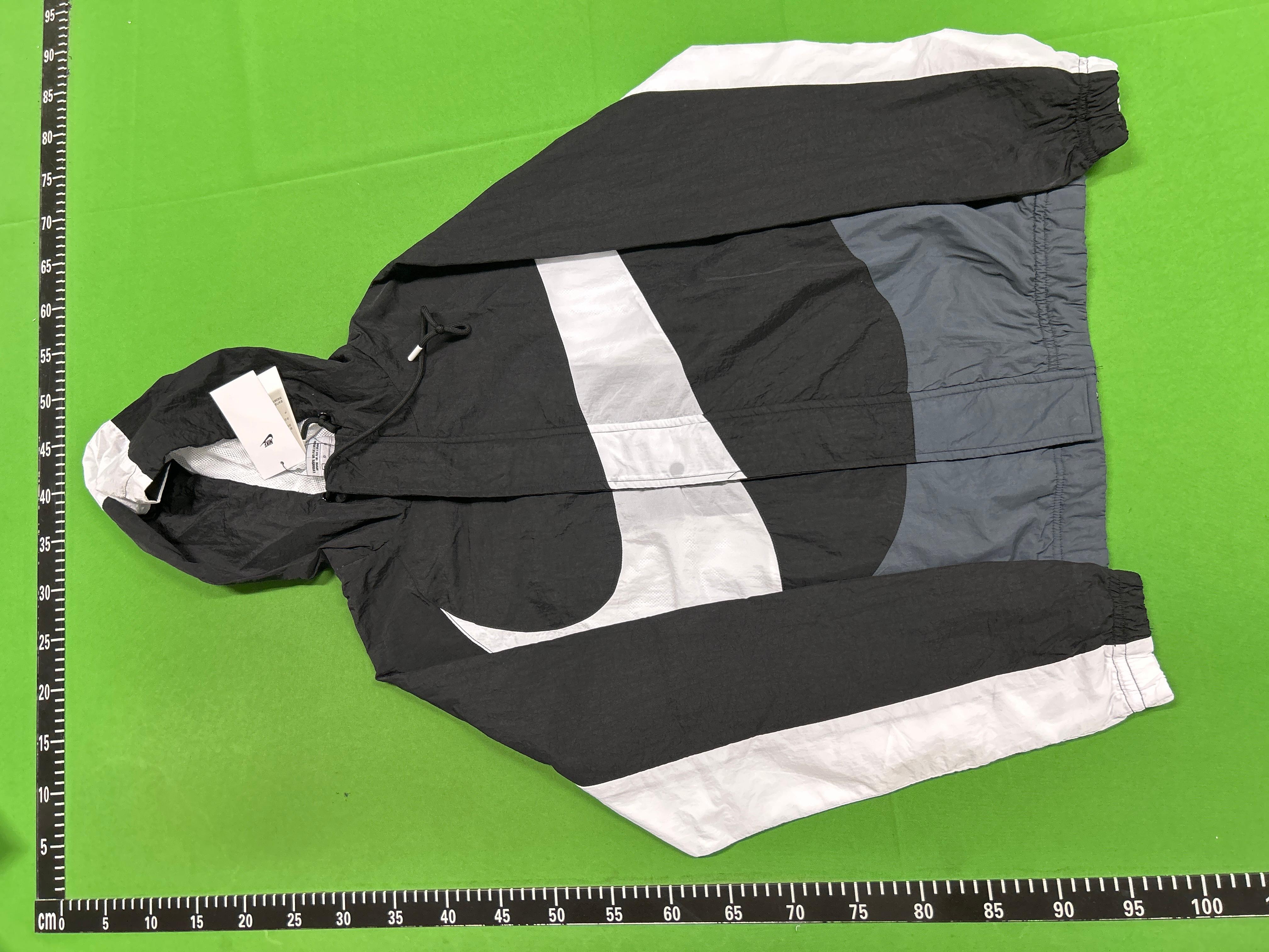 Foto QC 7 de Nike Sportswear Swoosh Woven Jacket Large Logo Black White