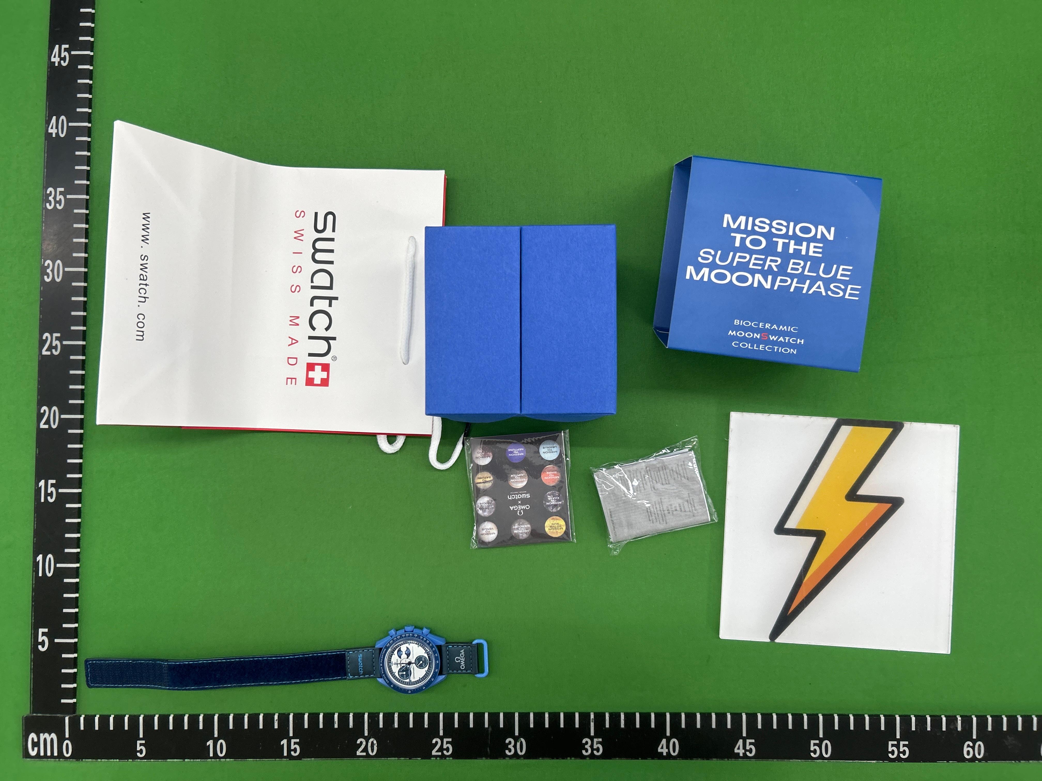 Foto QC 8 de Swatch x Omega Bioceramic Moonswatch Mission to Neptune SO33N100