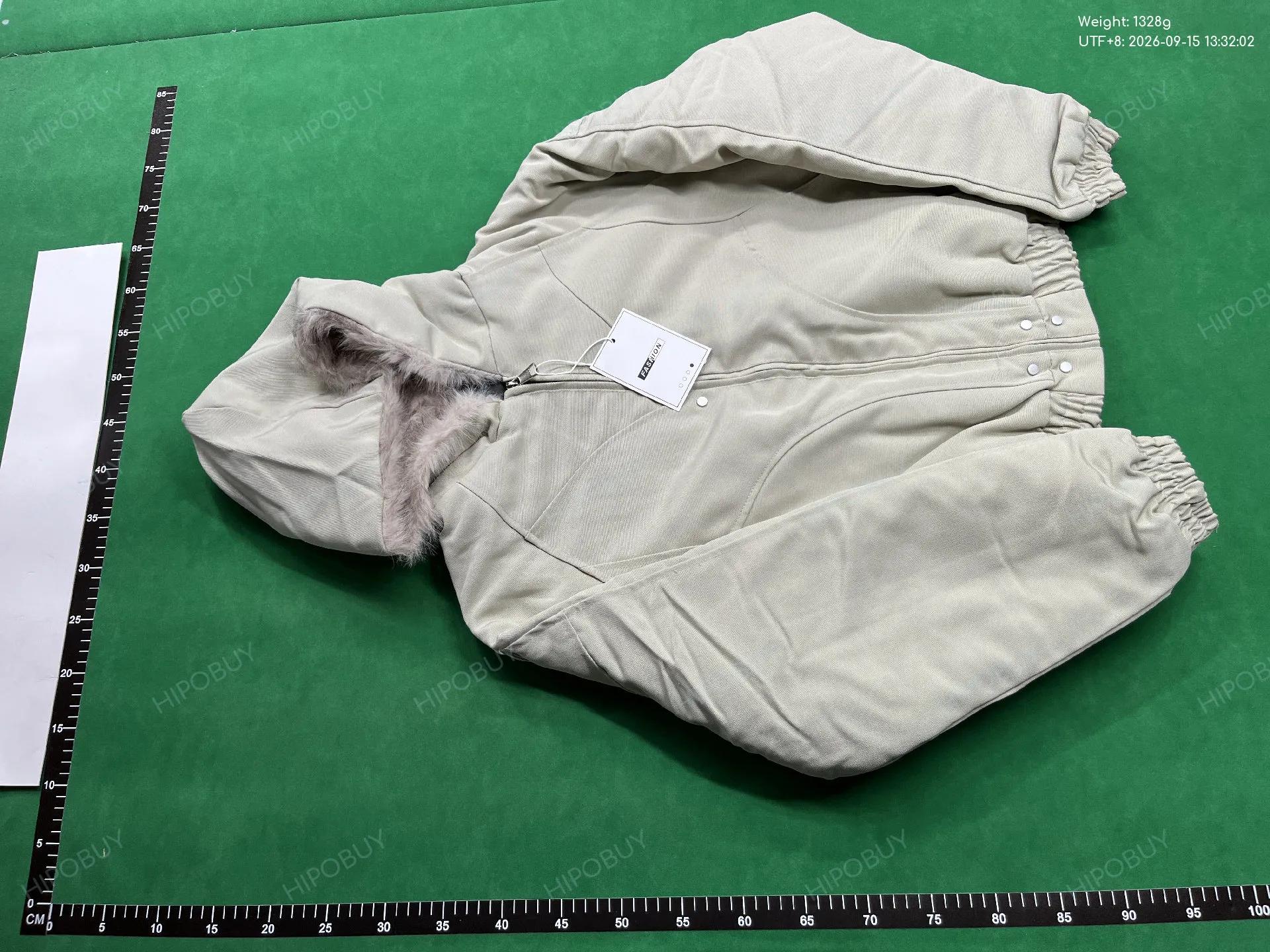 Foto QC 2 de American Eagle Hooded Bomber Jacket Faux Fur Trim Beige