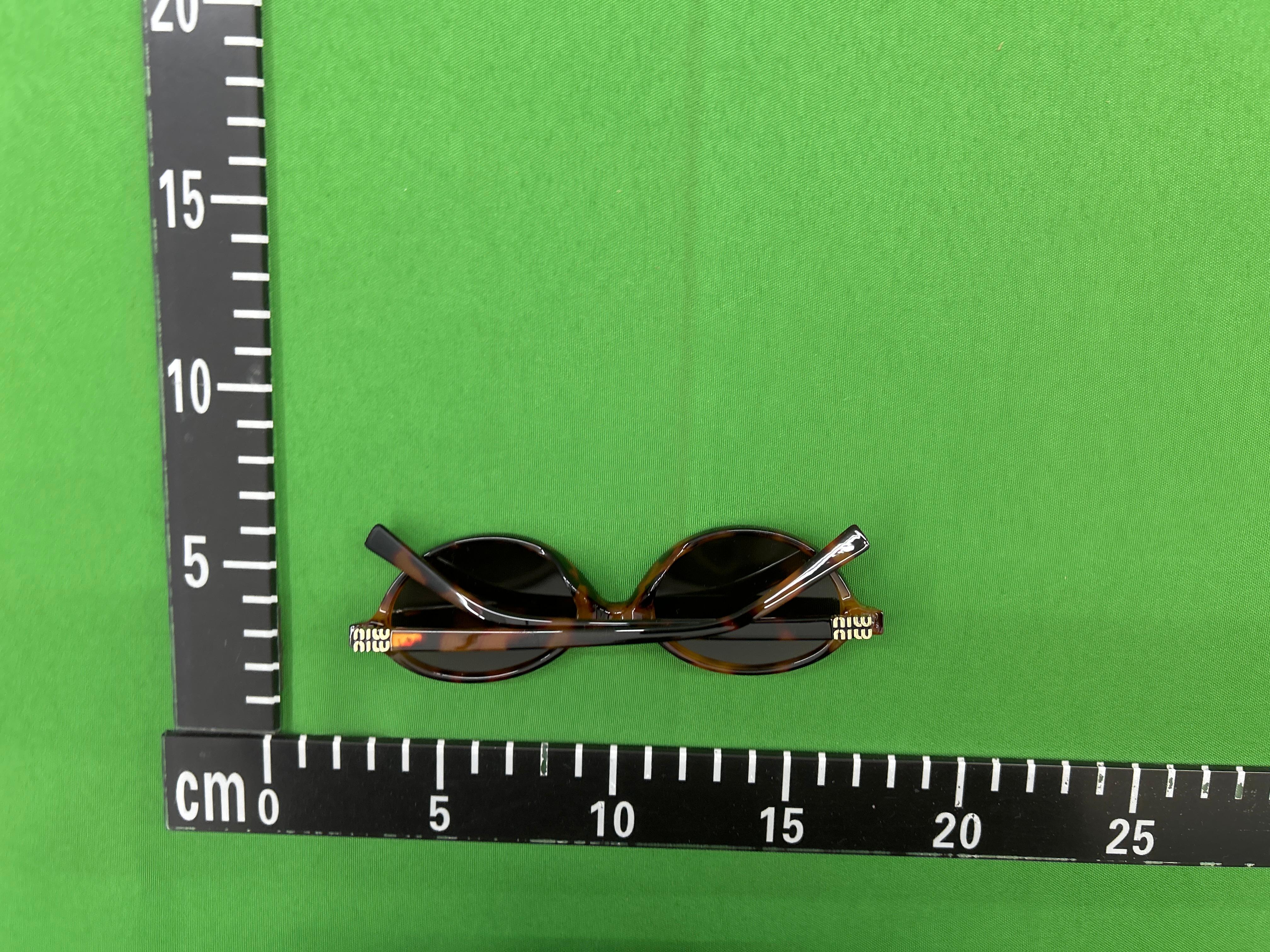 Foto QC 4 de Miu Miu Oval-Frame Acetate Sunglasses Havana Brown (SMU04P)
