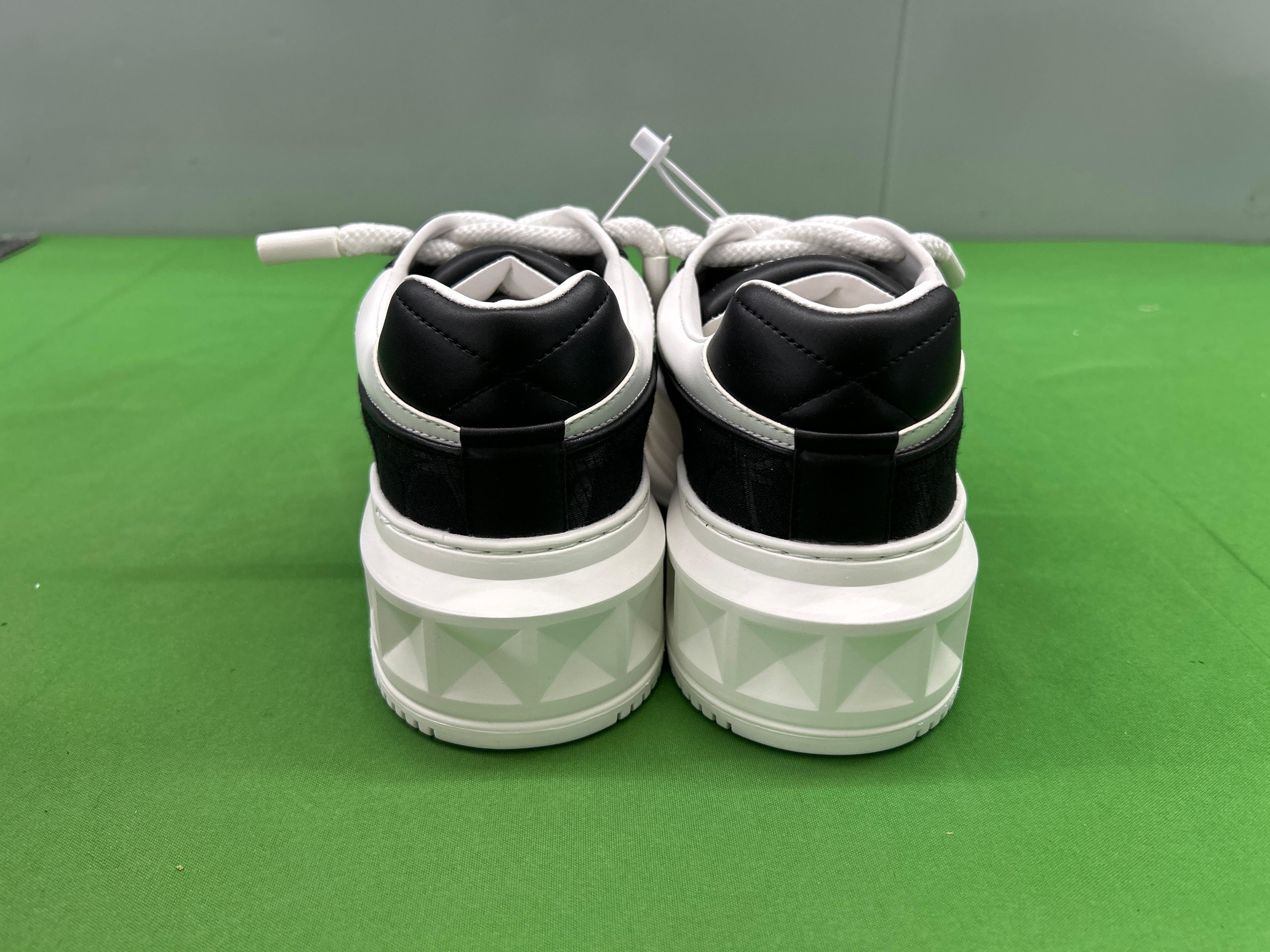 Foto QC 3 de Valentino One Stud XL Low-top Toile Iconographe Monogram