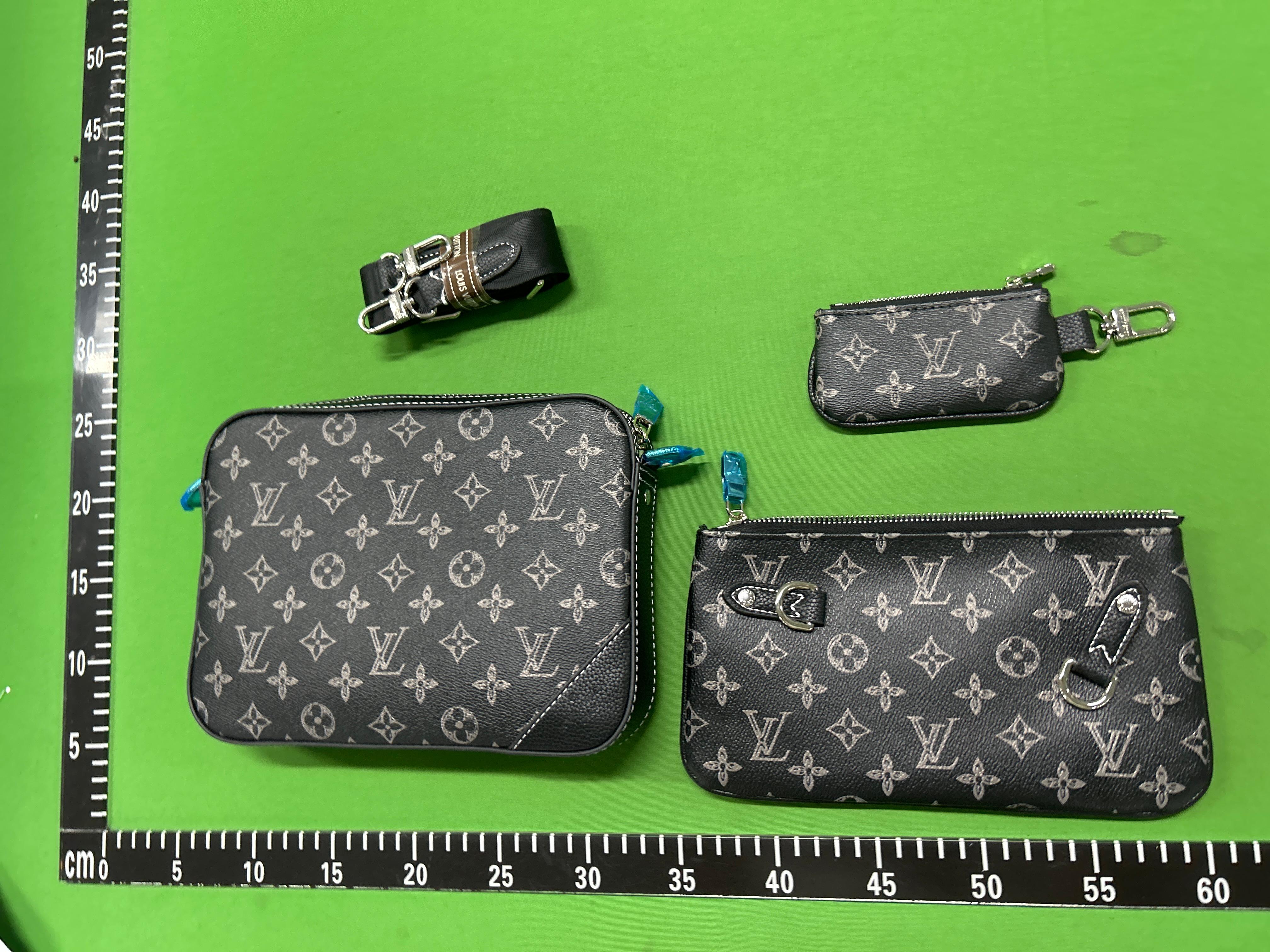 Foto QC 1 de Louis Vuitton Trio Messenger White Monogram Shadow Leather