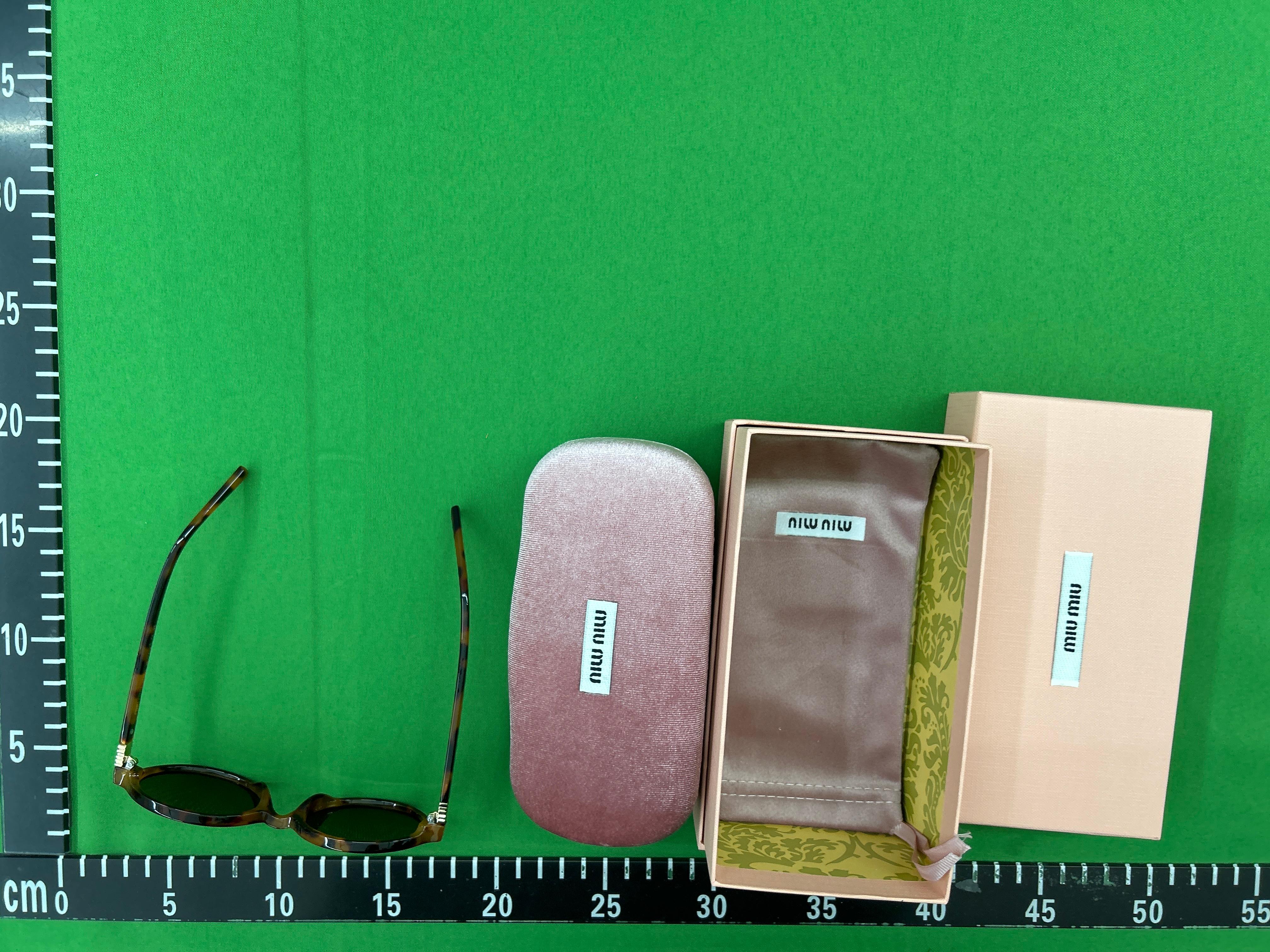 Foto QC 2 de Miu Miu Oval-Frame Acetate Sunglasses Havana Brown (SMU04P)