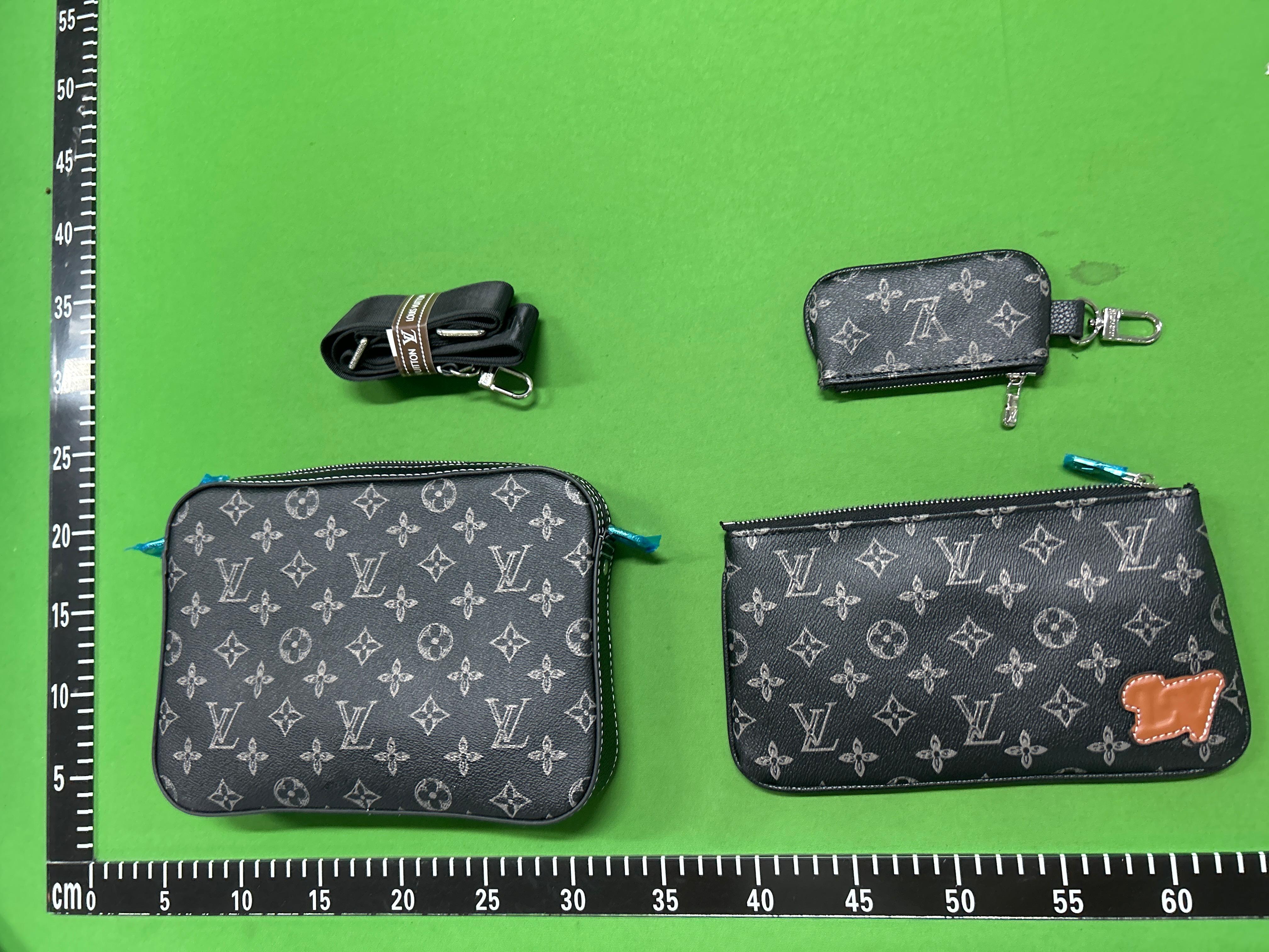 Foto QC 2 de Louis Vuitton Trio Messenger White Monogram Shadow Leather
