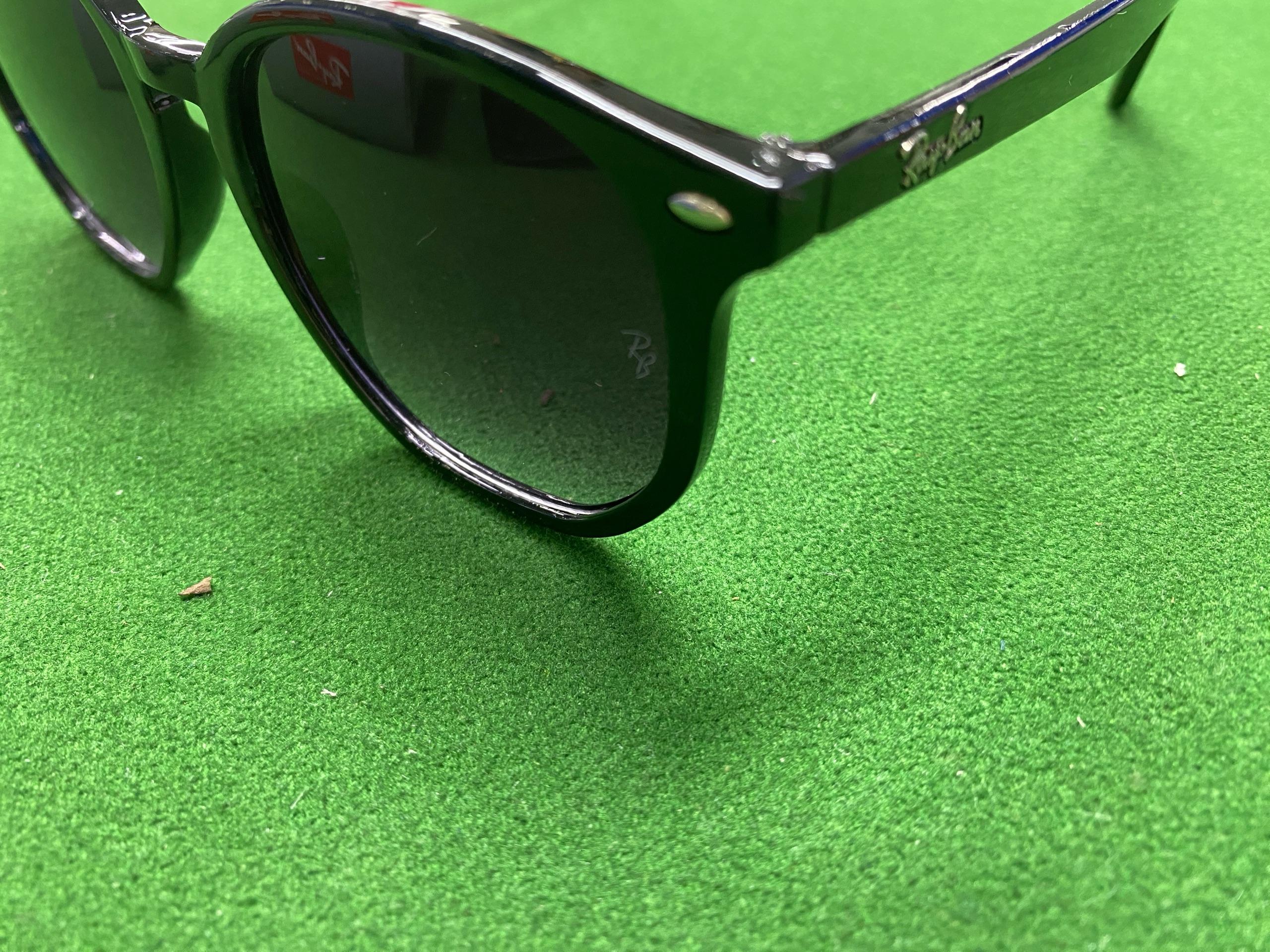 Foto QC 6 de Ray-Ban Square-Frame Acetate Sunglasses Black Blue Gradient (RB4259)