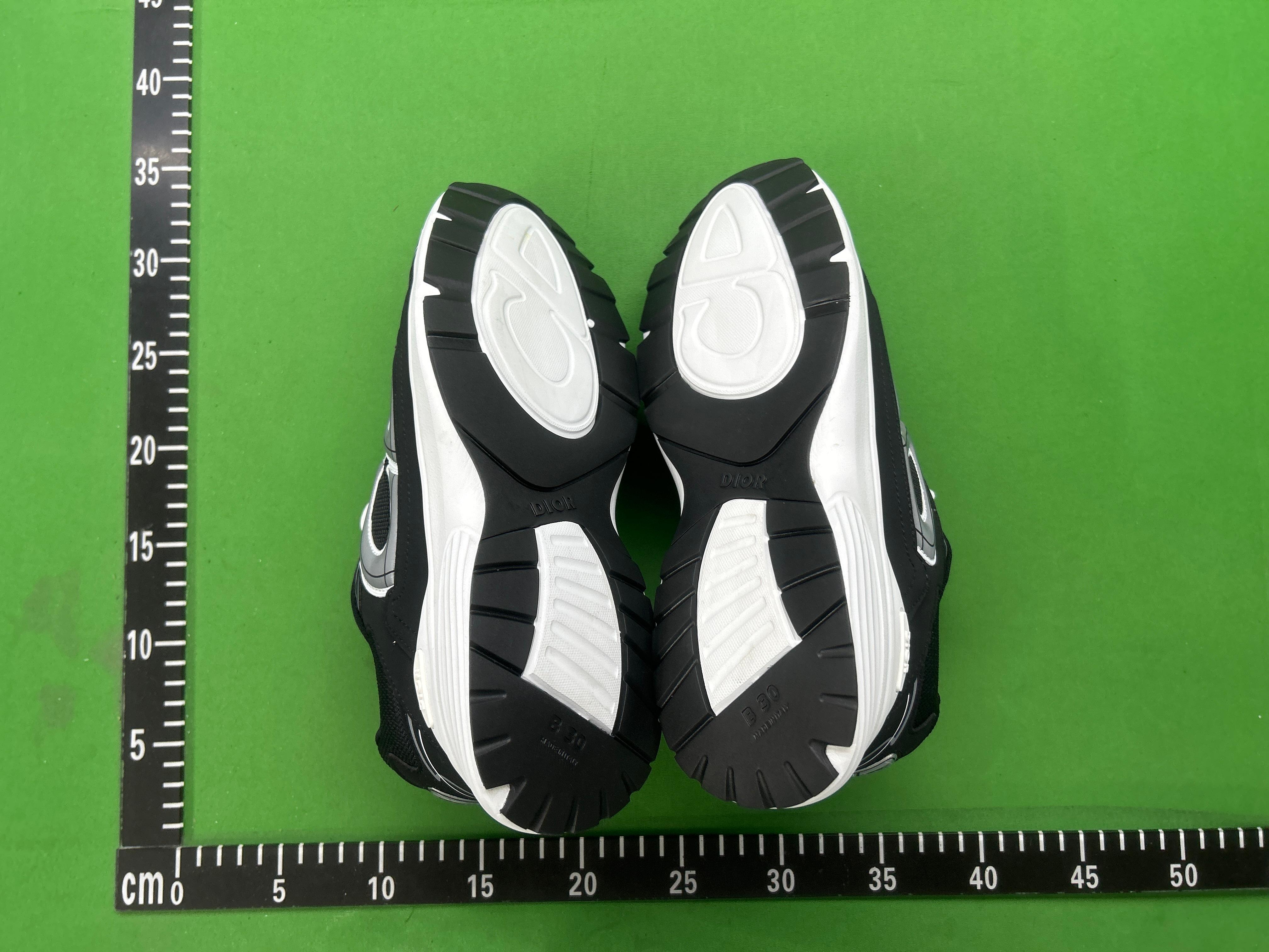 Foto QC 8 de Dior B25 Runner Suede Technical Mesh Low Sneakers Black White Oblique