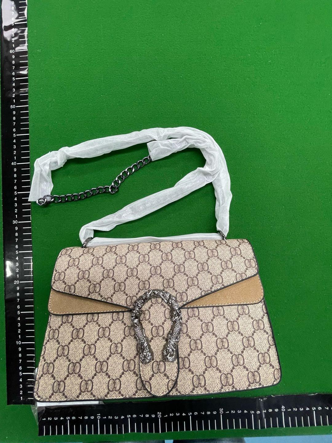 Foto QC 1 de Chanel 31 Bag Mini Burgundy Quilted Leather
