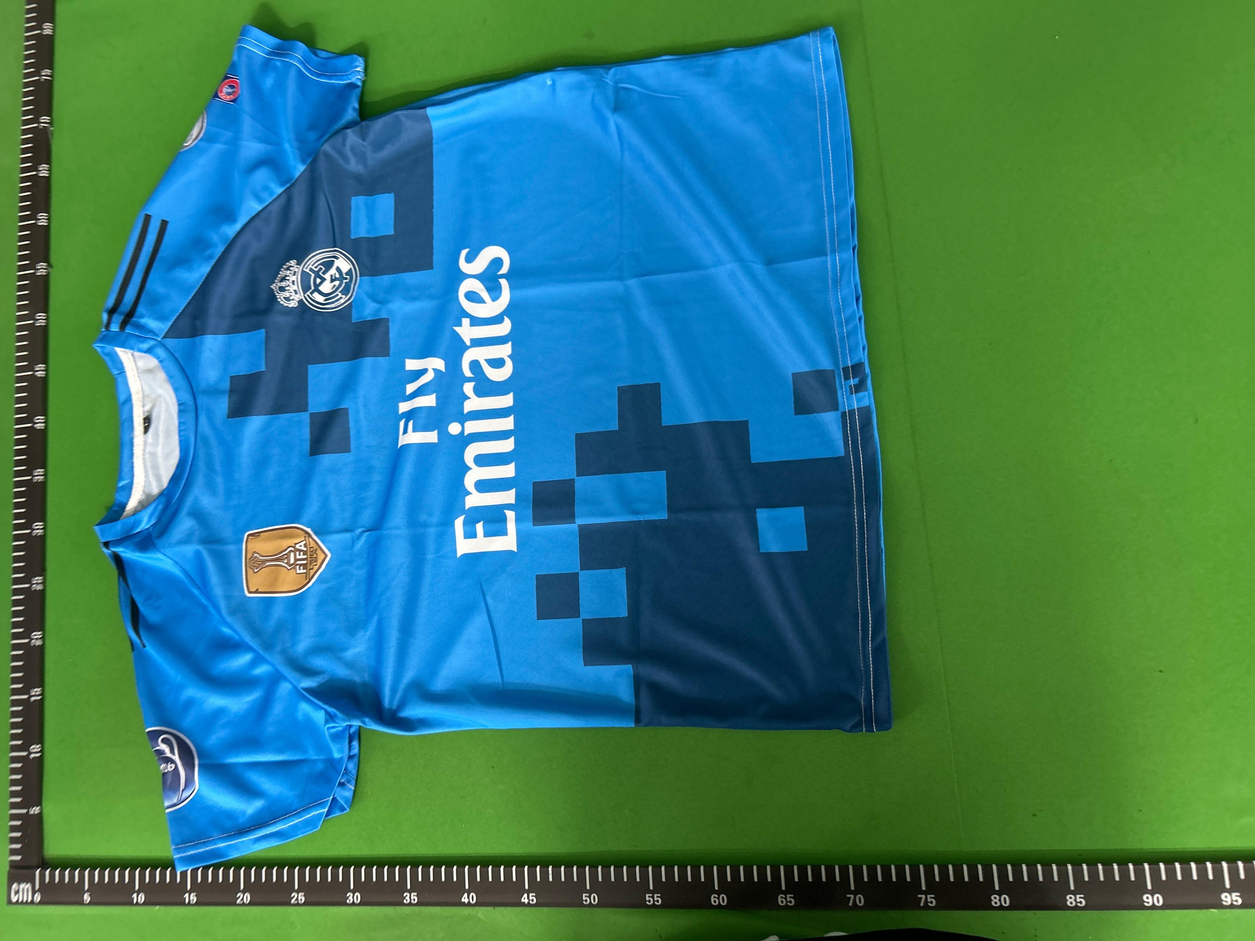 Foto QC 3 de adidas x Real Madrid Retro 2016/17 Away Cristiano Ronaldo Signed Jersey Purple