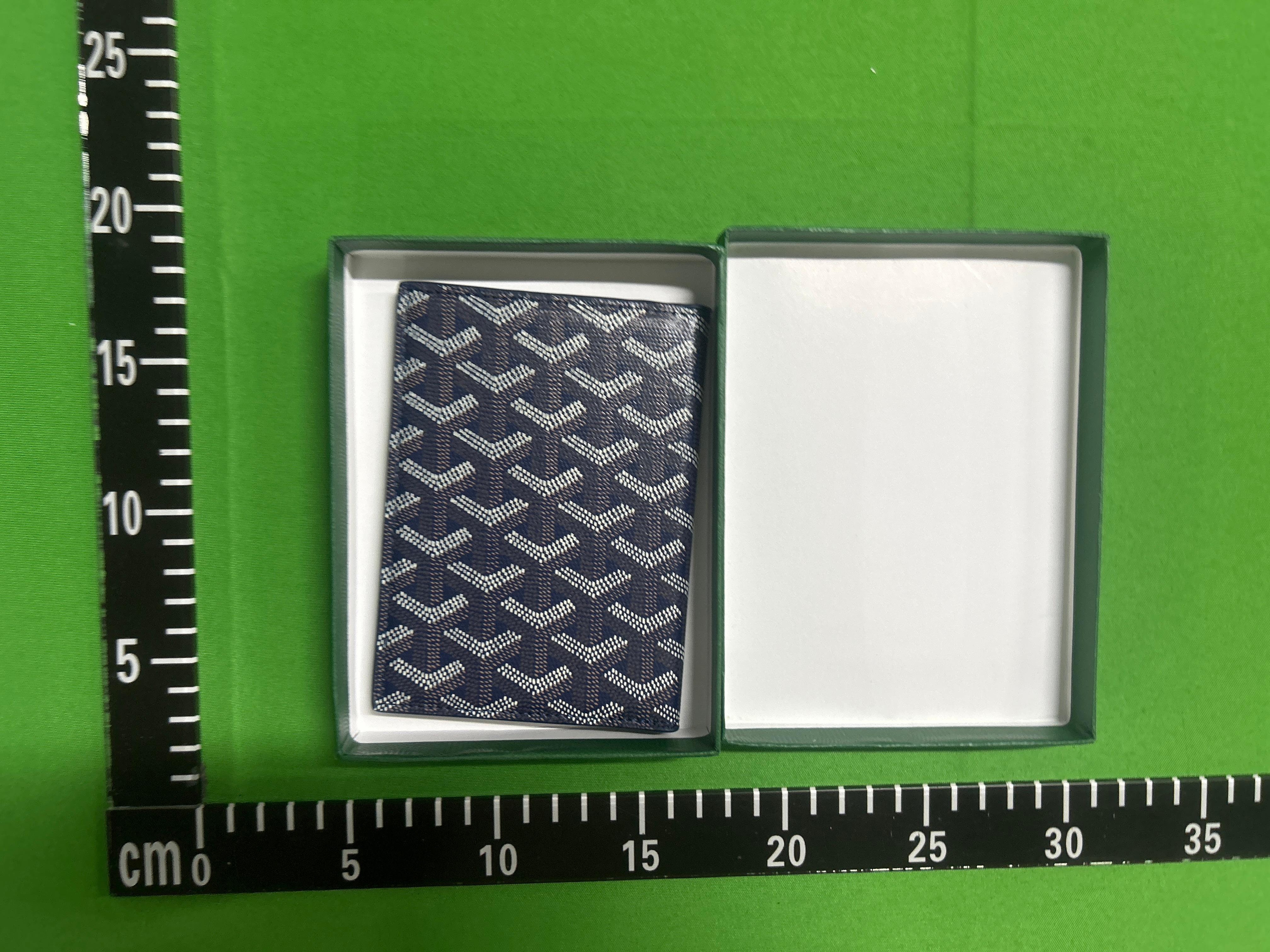 Foto QC 4 de Goyard Passport Cover Goyardine Tan