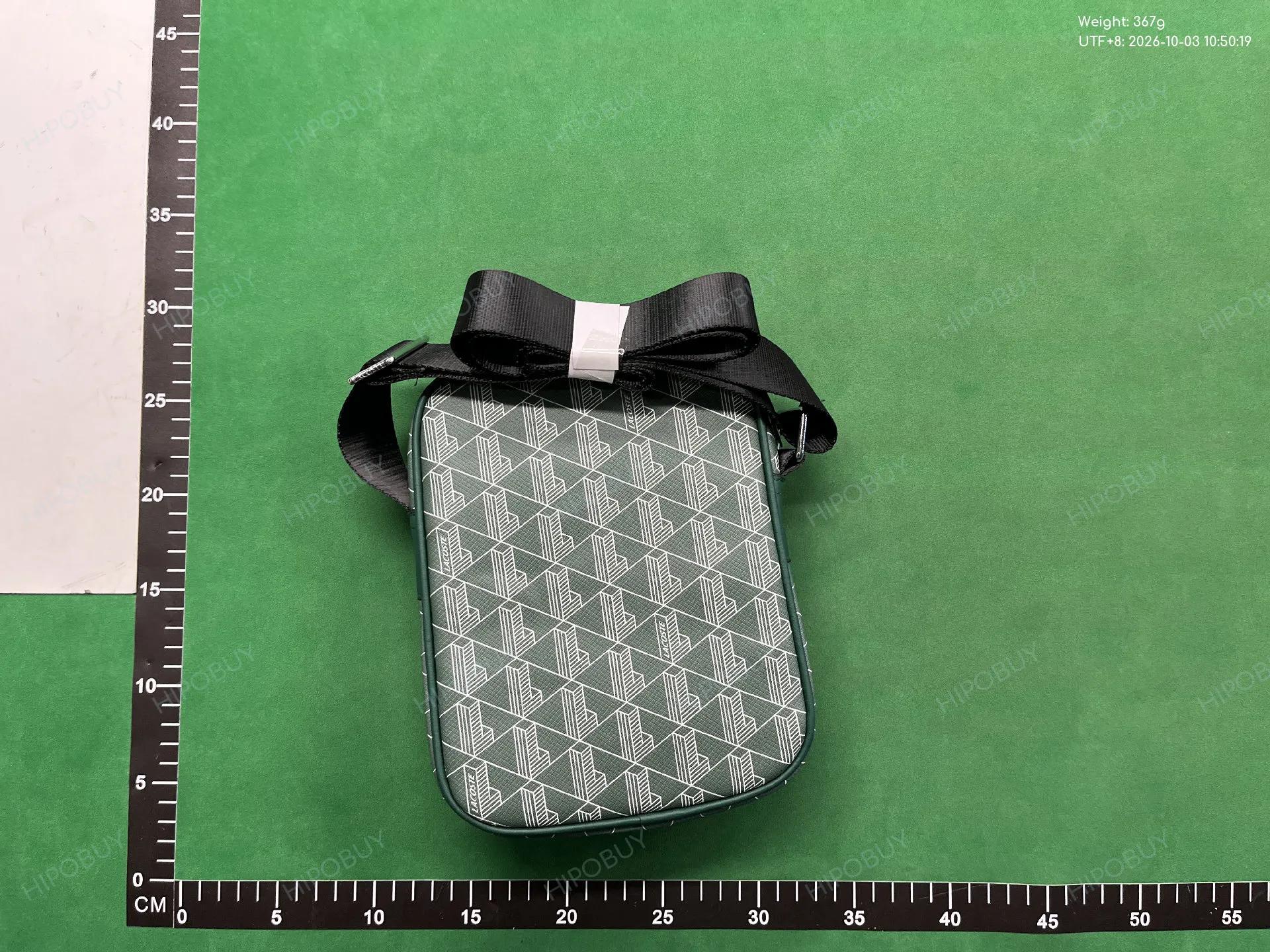 Foto QC 7 de Lacoste The Blend Monogram Vertical Shoulder Bag Small Black