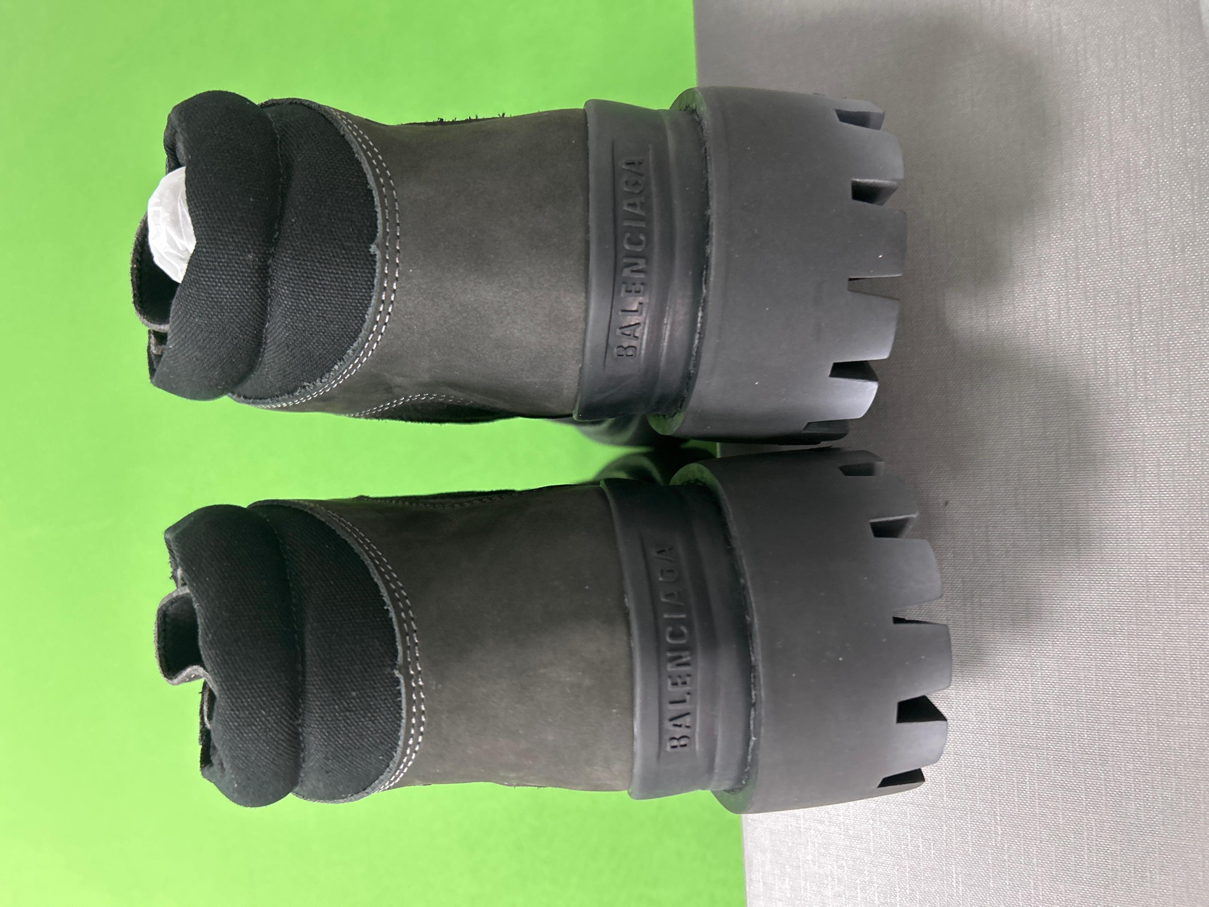 Foto QC 7 de Balenciaga Strike Suede Lace-up Boots Grey TT 2