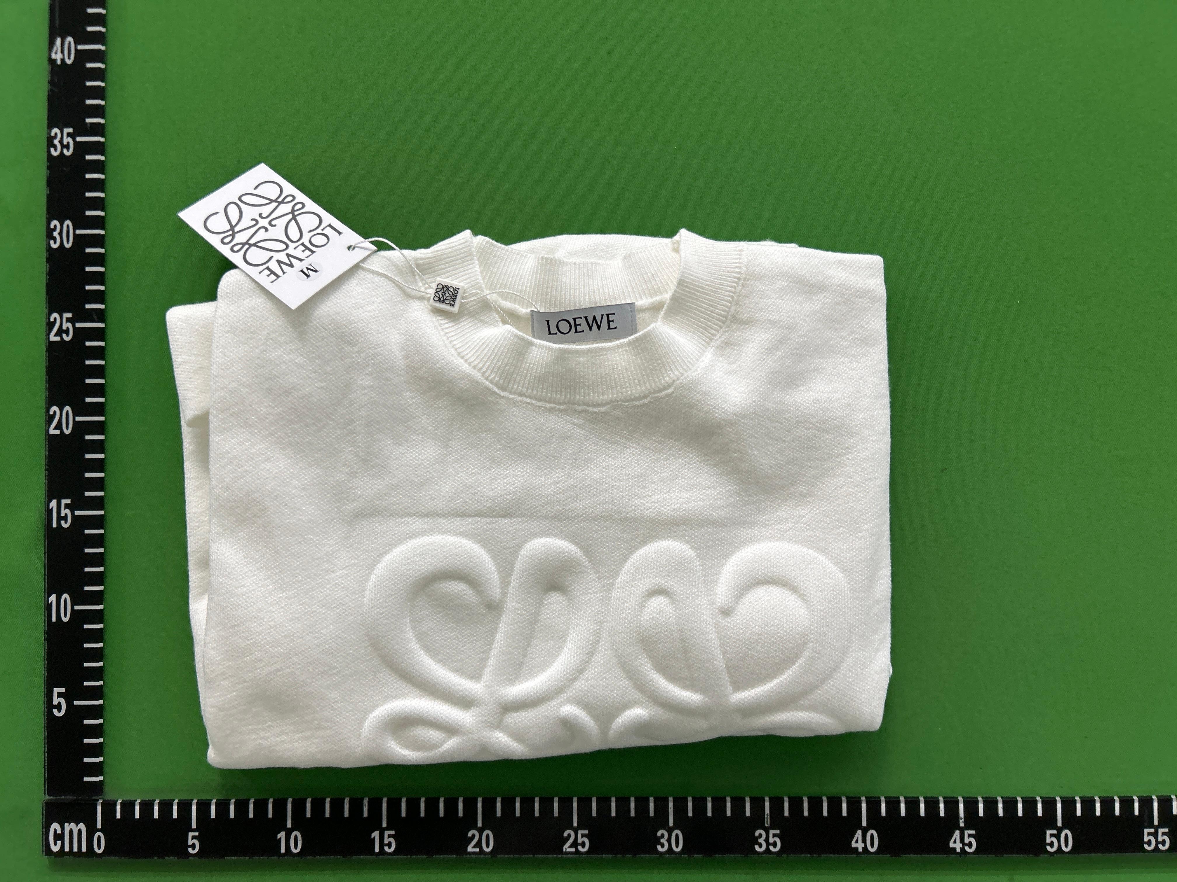 Foto QC 8 de Loewe Embossed Anagram Crewneck Sweater Off-White