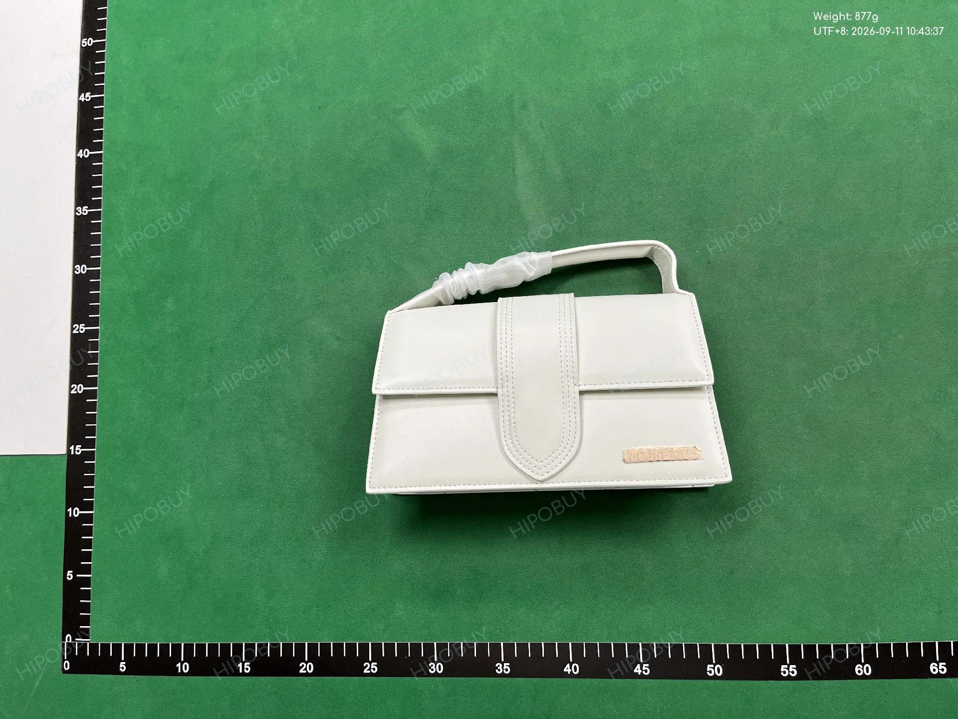 Foto QC 6 de Jacquemus Le Bambino Long Cream Leather