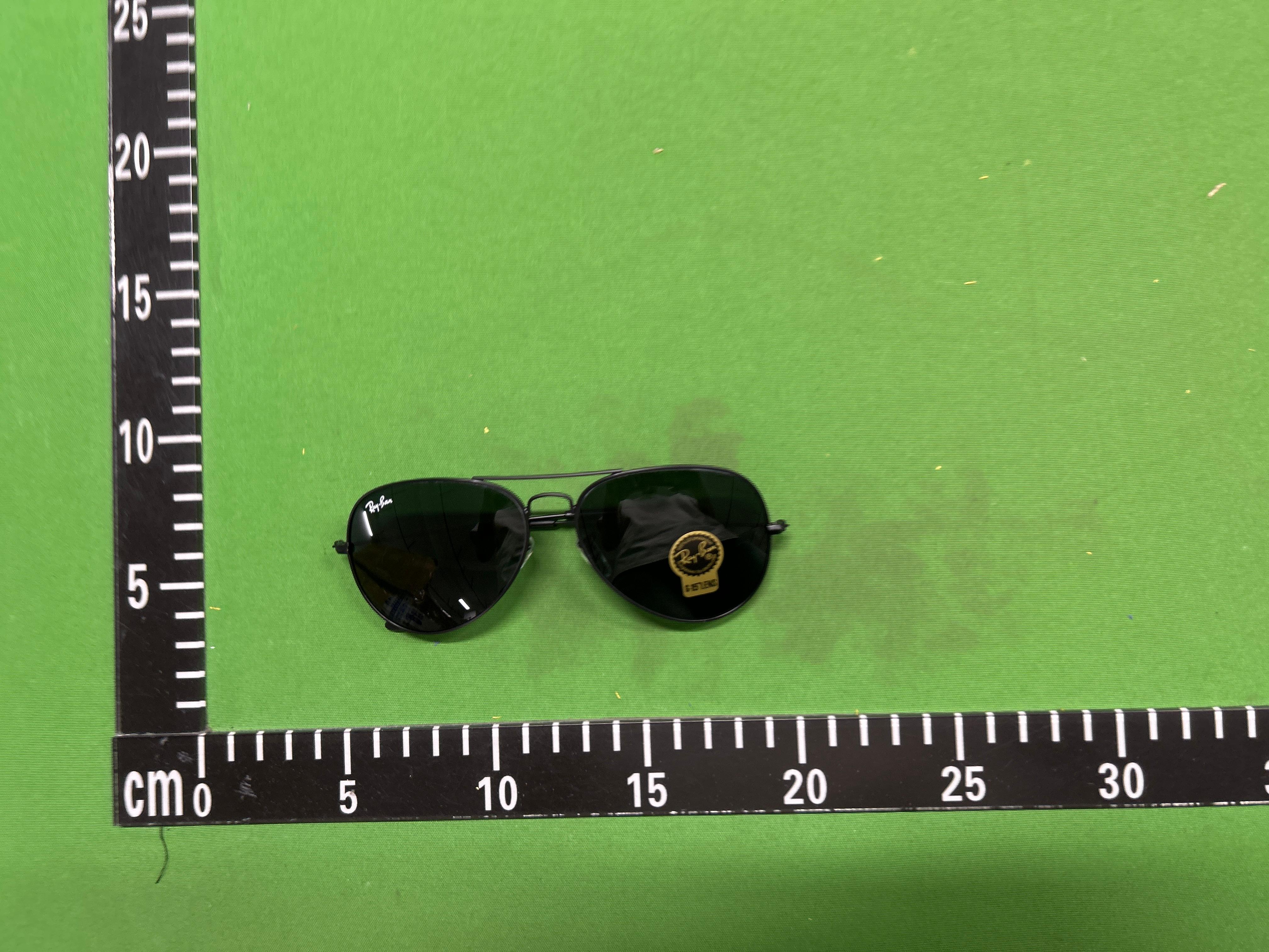 Foto QC 8 de Ray-Ban Wayfarer Acetate Sunglasses Black Red (REPTZ01)