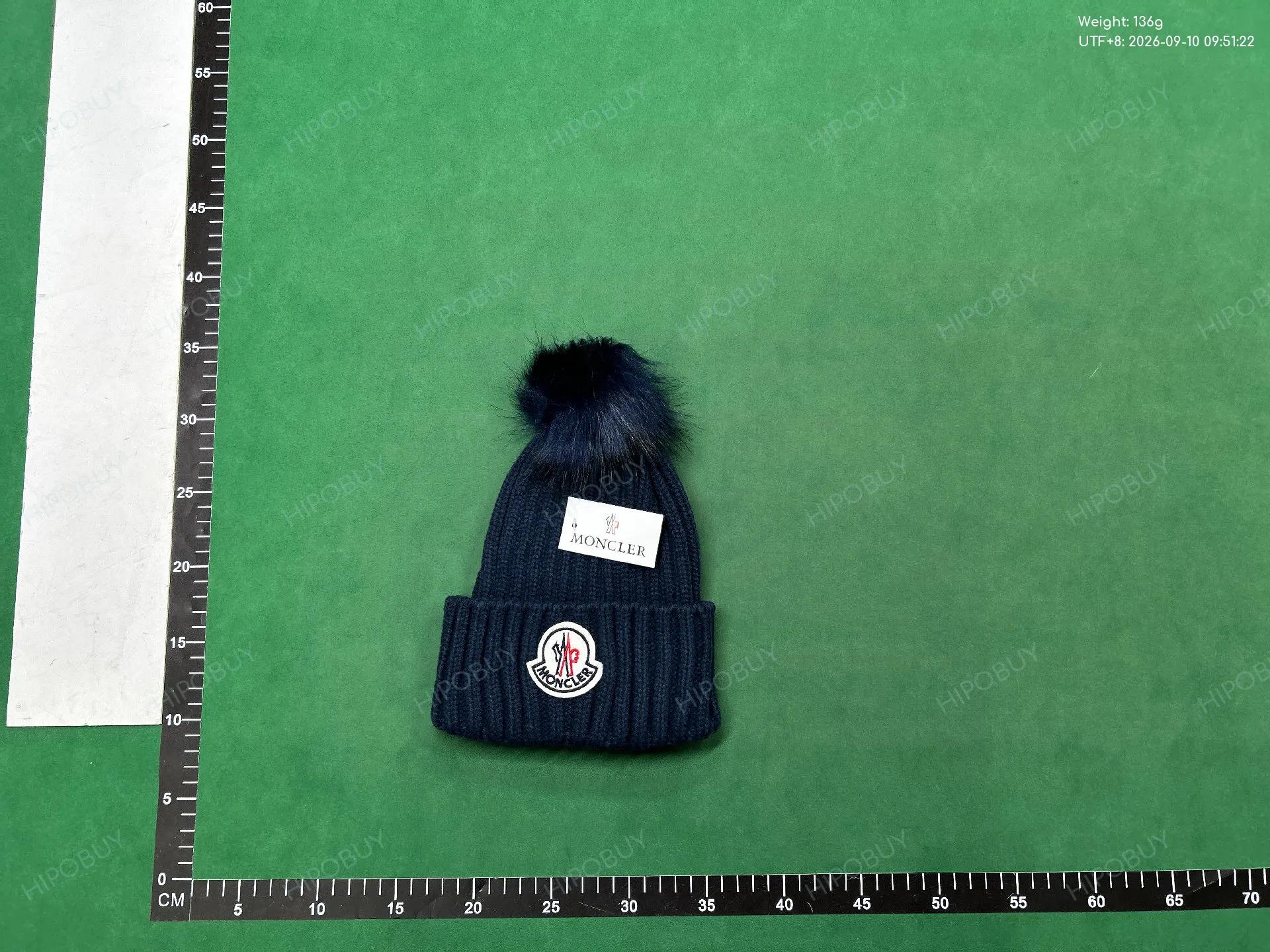 Foto QC 8 de Moncler Logo Pom-Pom Beanie Red