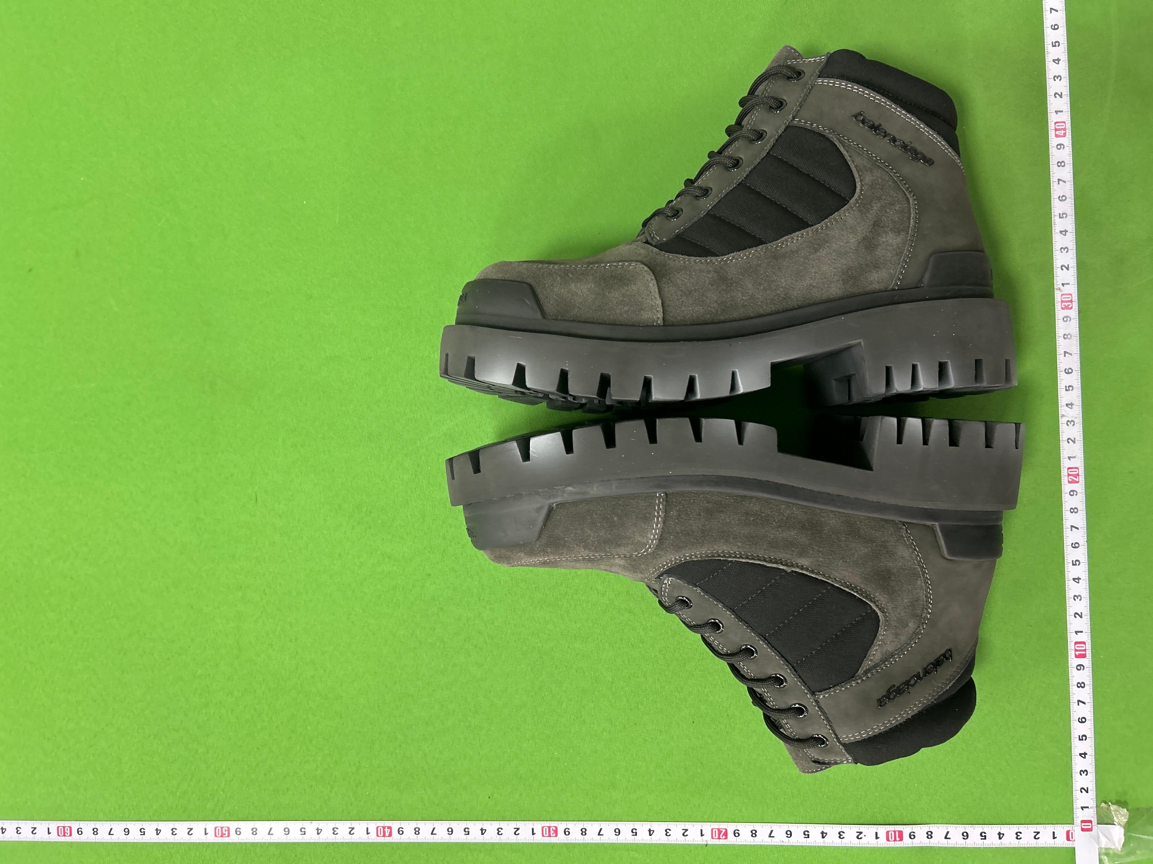 Foto QC 3 de Balenciaga Strike Suede Lace-up Boots Grey TT 2